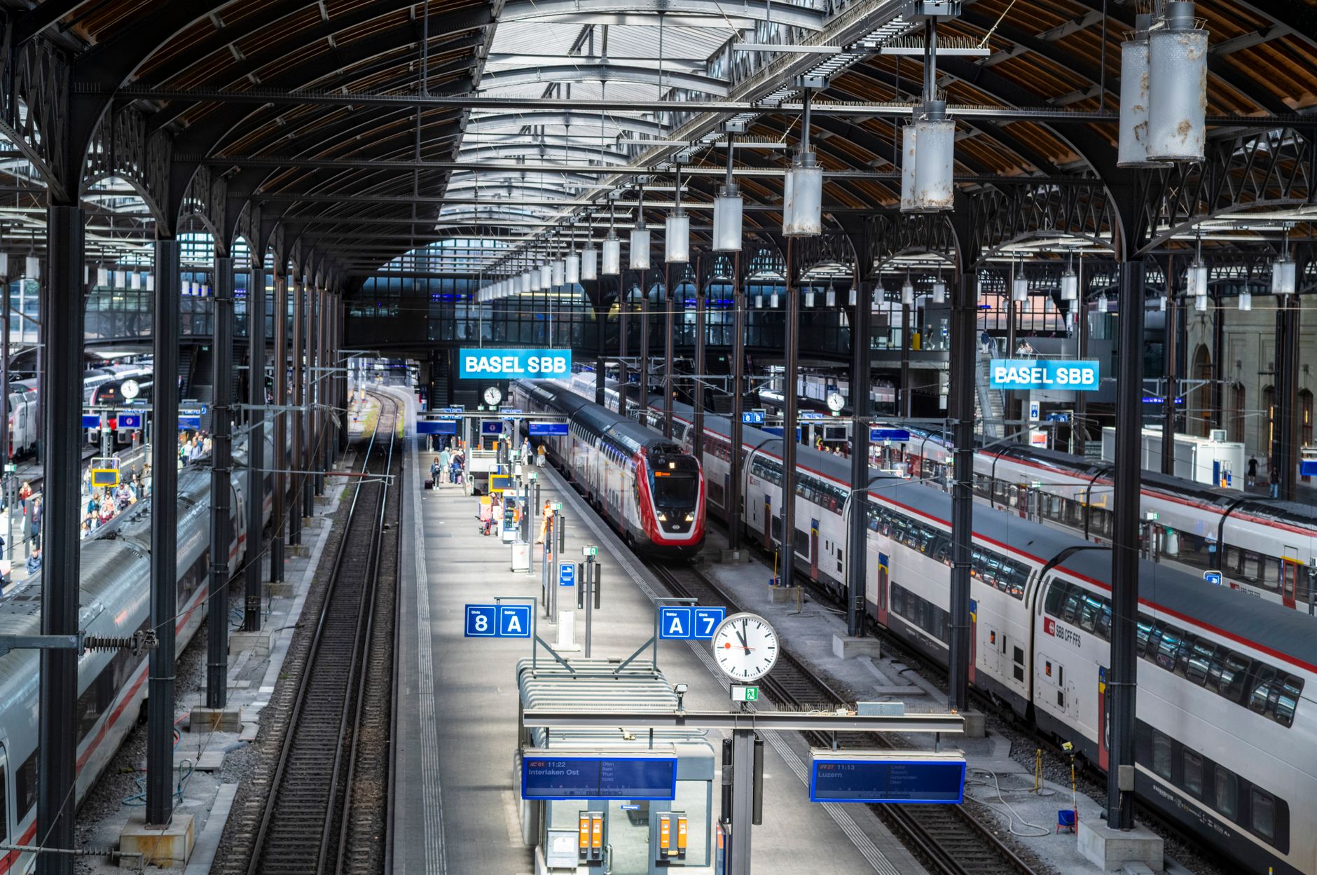 Zwischenbilanz - Bericht: Bahn schreibt im Halbjahr dank steigender Passagierzahlen Gewinn