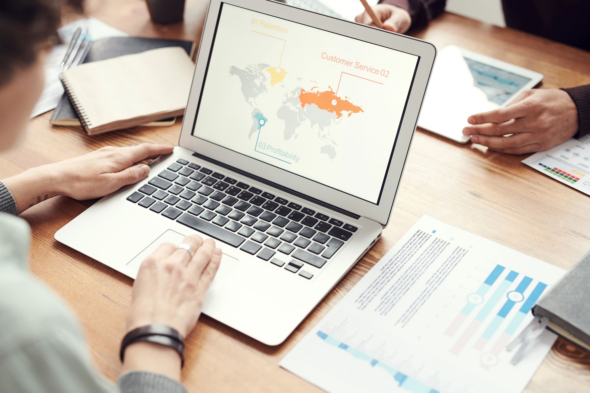 Wo KI im B2B-Marketing wirklich hilft – und wo der Mensch unverzichtbar bleibt