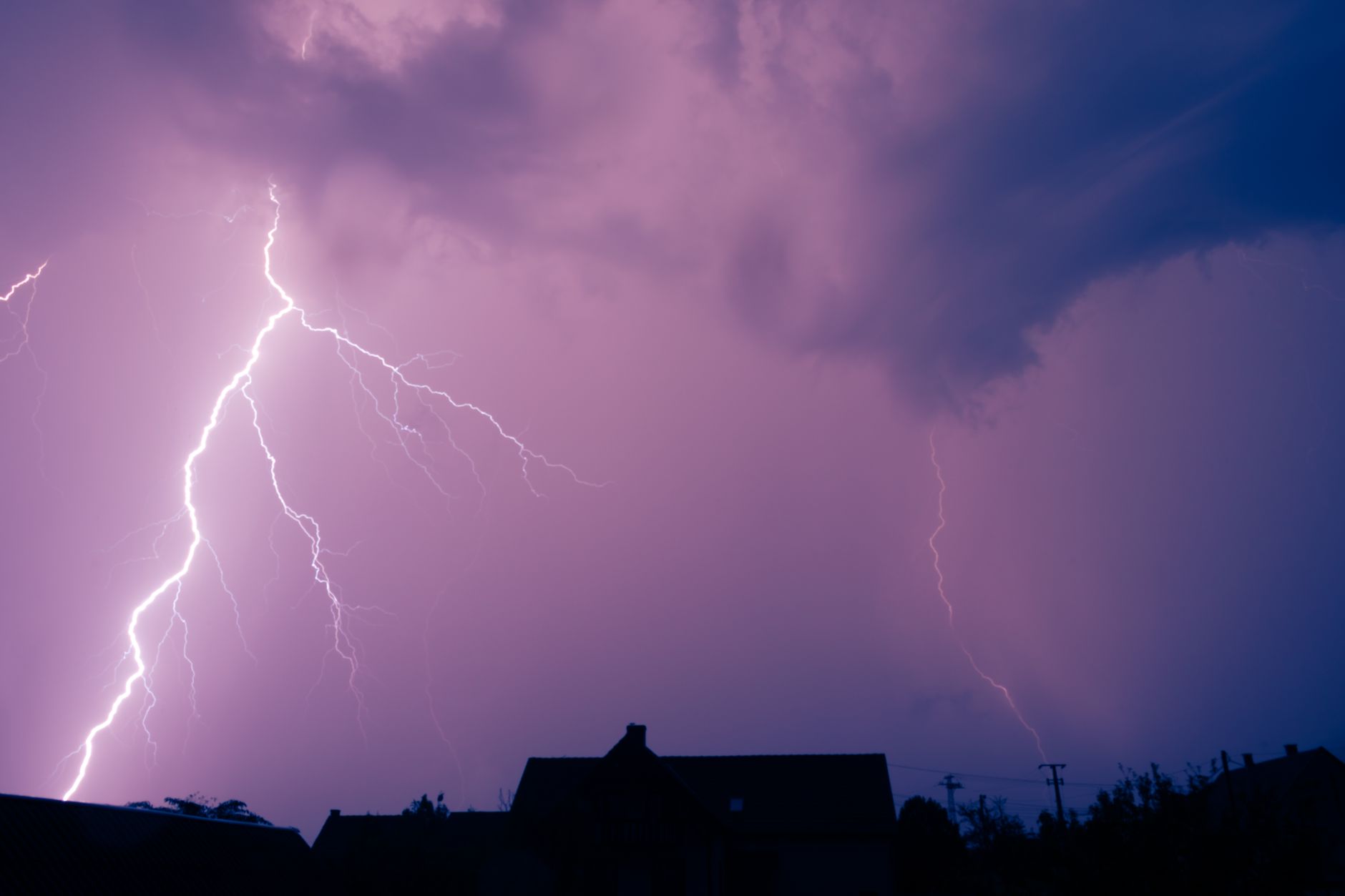 Wetter - Verbreiter Schauer und Gewitter möglich, 21 bis 39 Grad