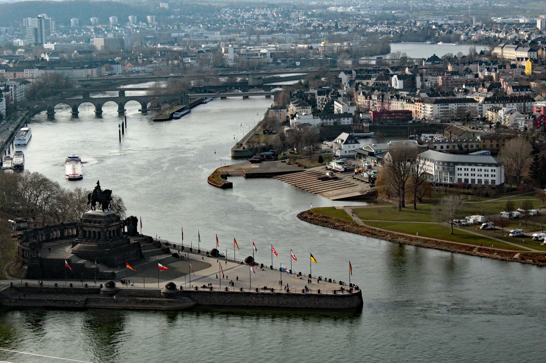 Niedrigwasser am Rhein nähert sich Rekordtief