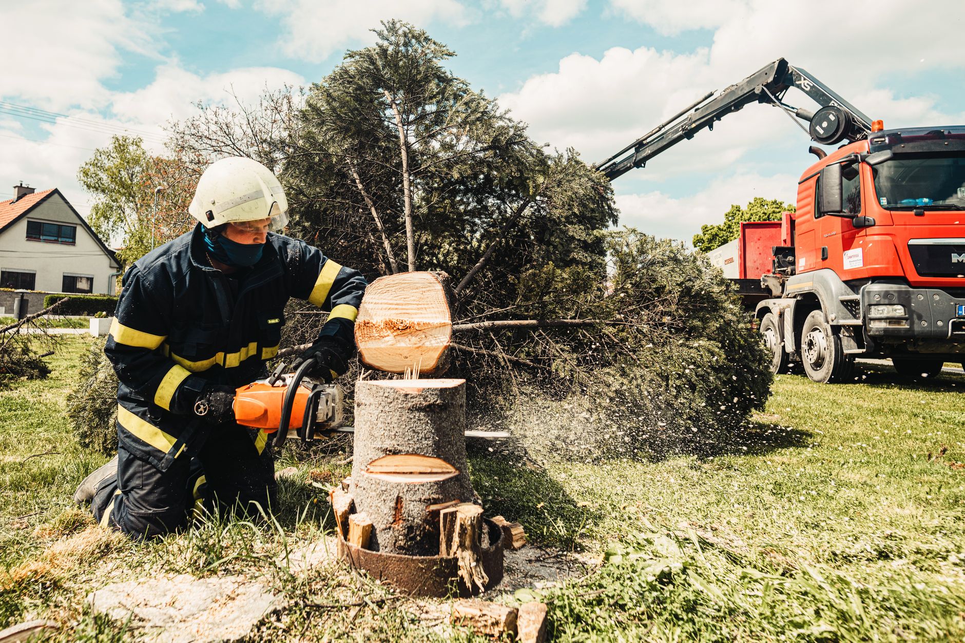 Unwetter - Baum erschlägt einen Mann in Sachsen - Feuerwehr vielerorts im Einsatz