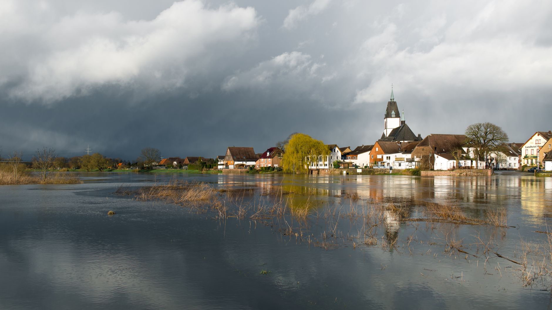 Wetter - Regional teils heftige Gewitter, sonst überwiegend heiter