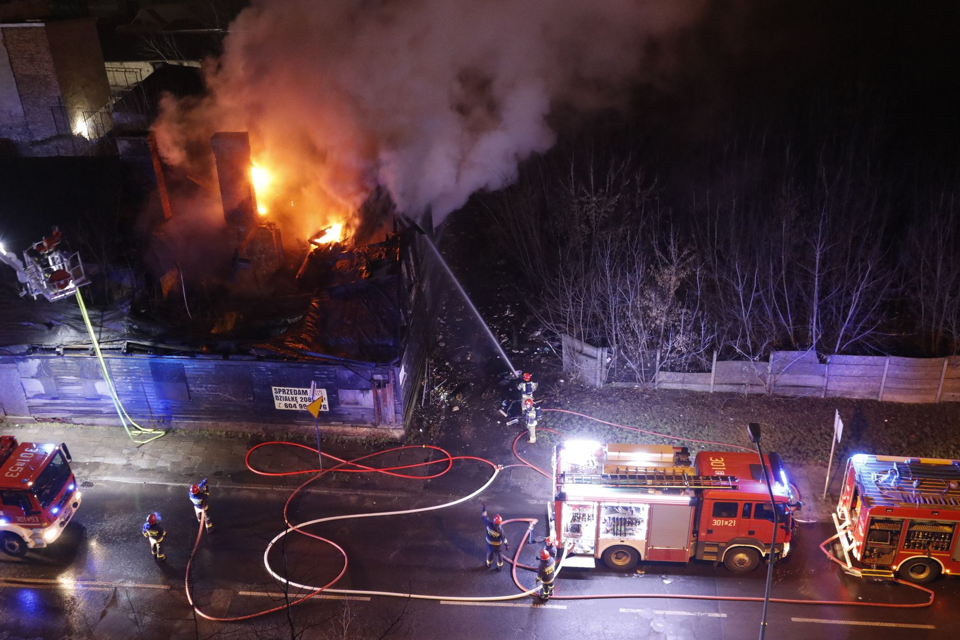 Flammen bedrohen Stadt Megara