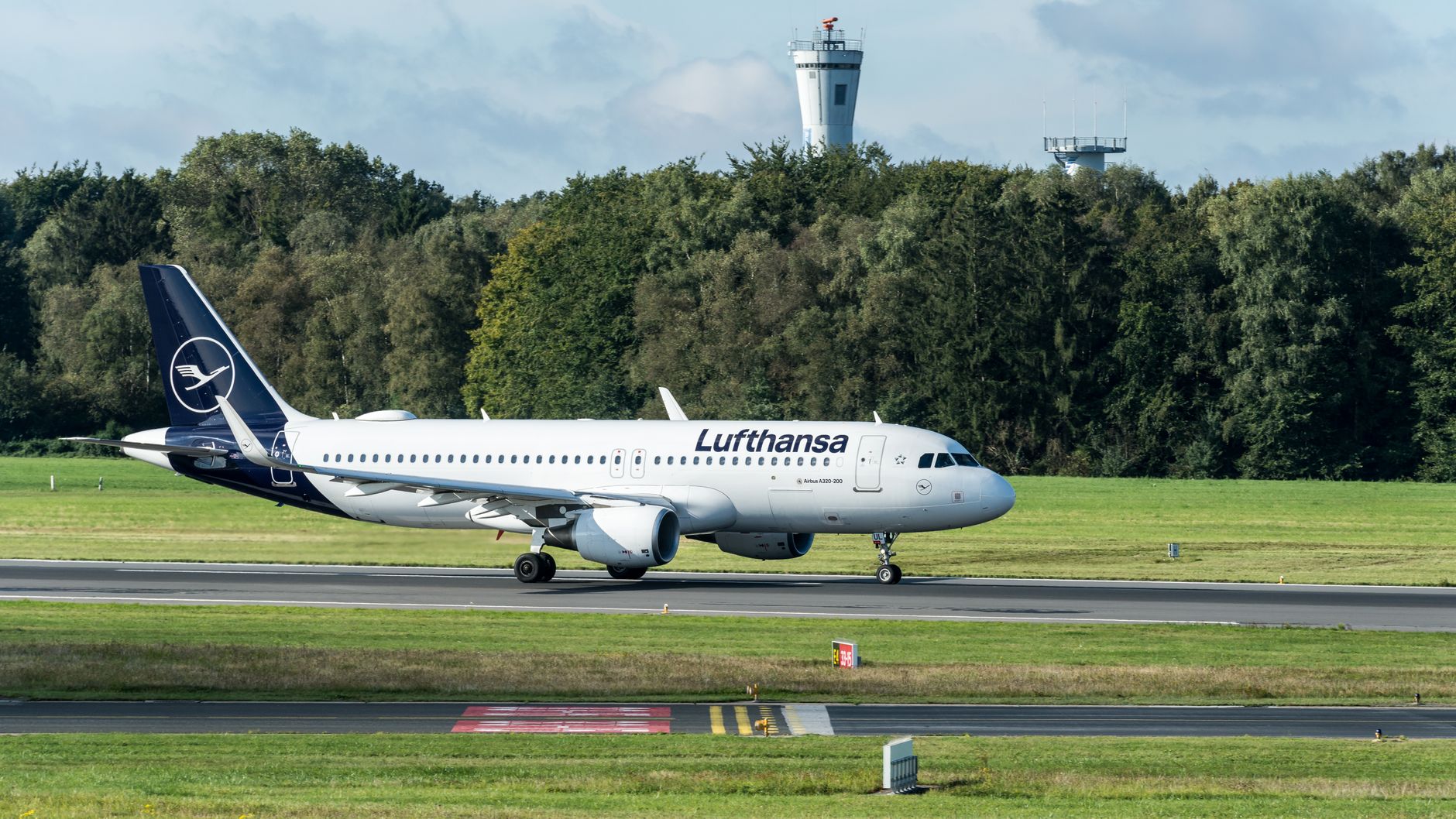 Lufthansa-Gewinn sinkt wegen höherer Kerosinpreise deutlich