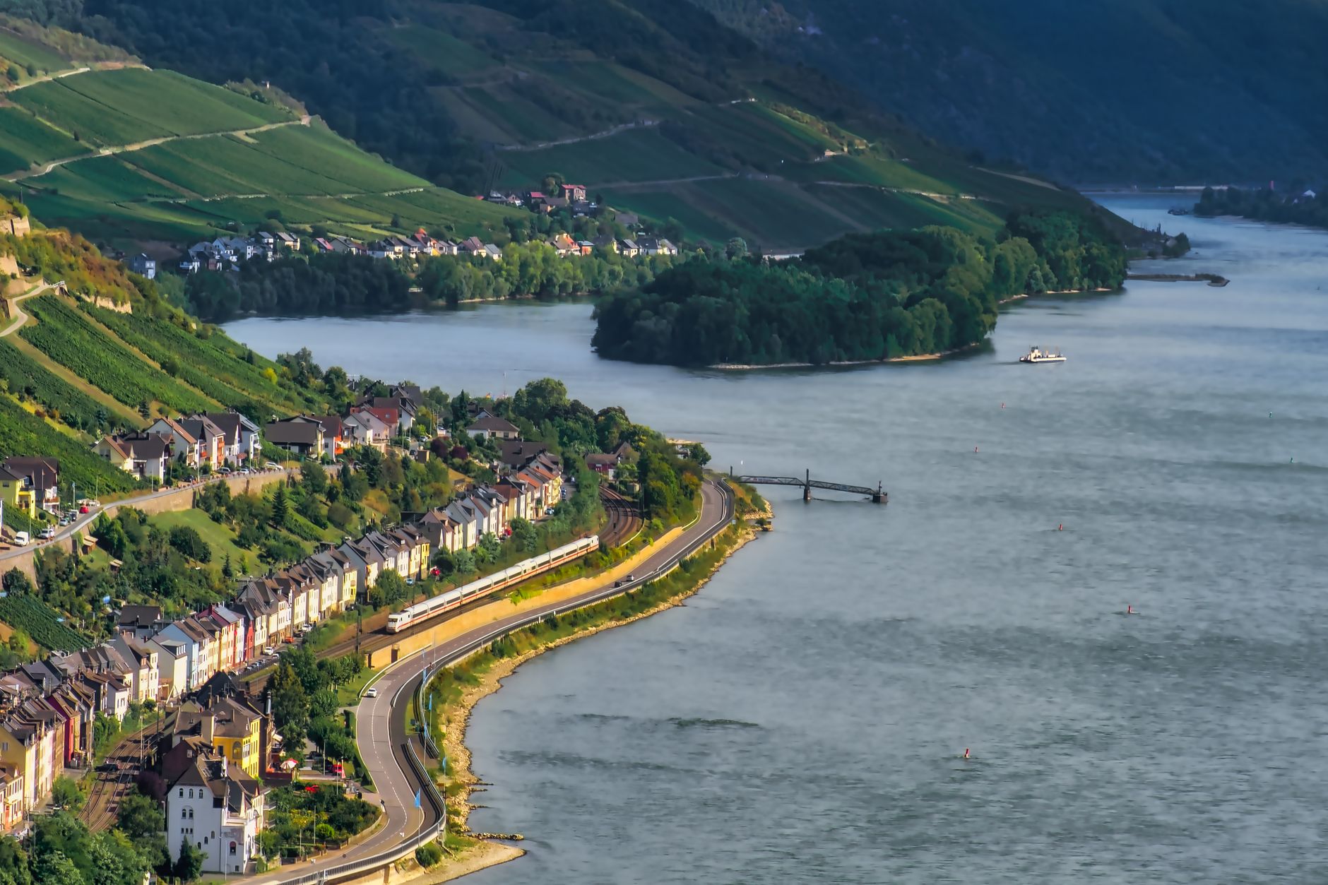 Niedrigwasser im Rhein: Pegel teils weiter auf Tiefststand