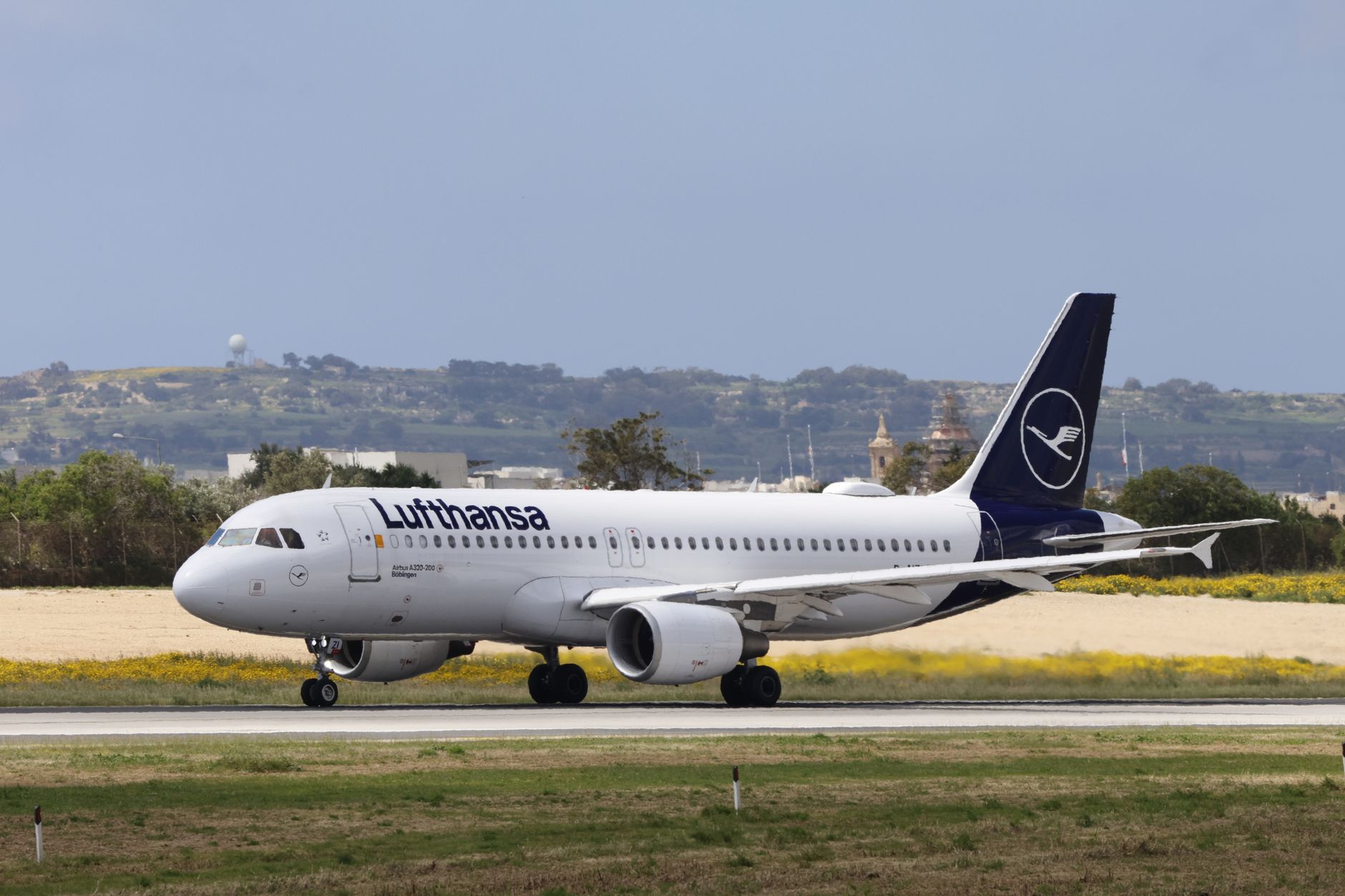 Hohe Kerosinpreise: Lufthansa-Gewinn bricht stark ein