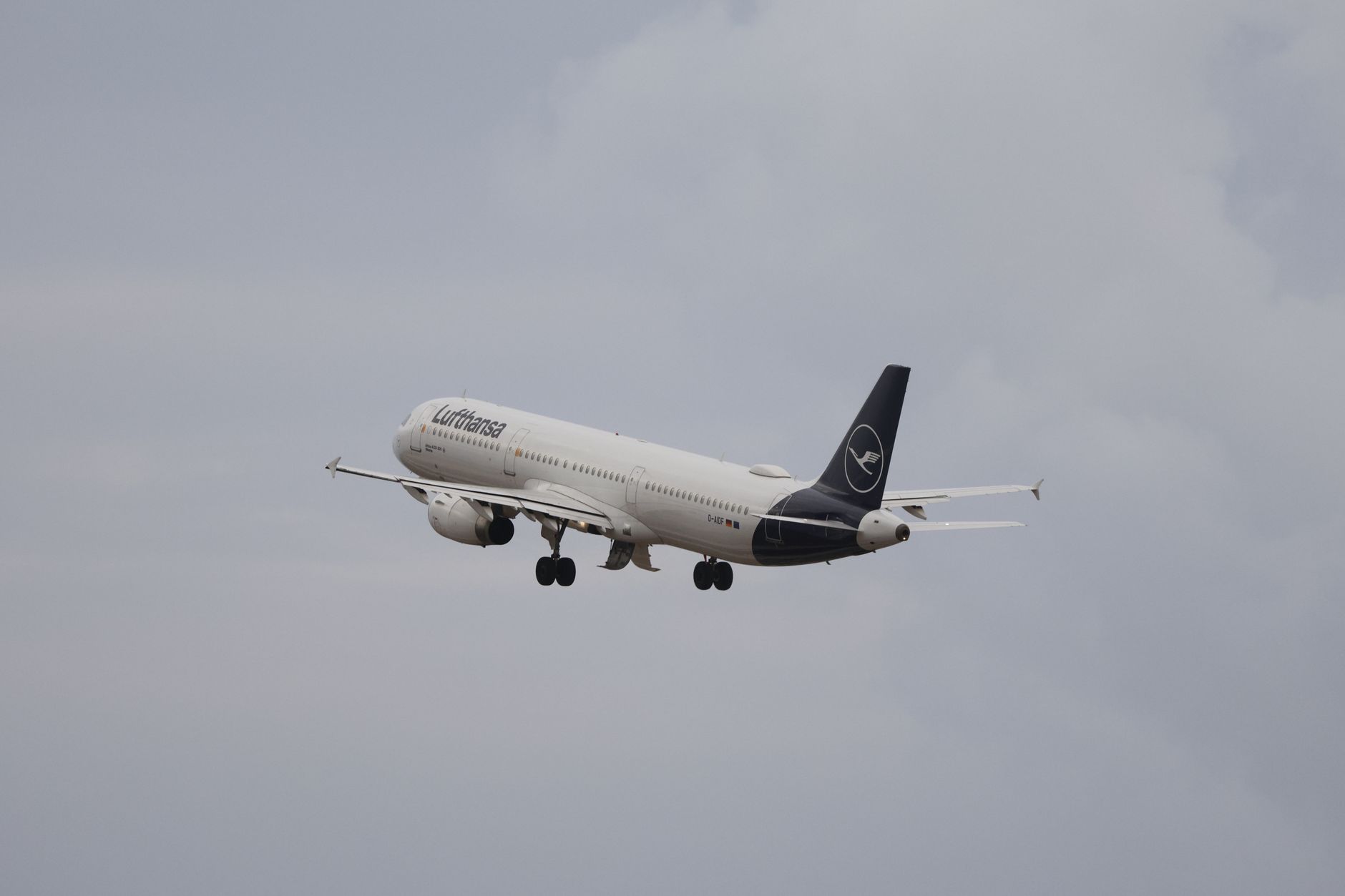 Flugverkehr - Lufthansa: Gewinn im zweiten Quartal eingebrochen