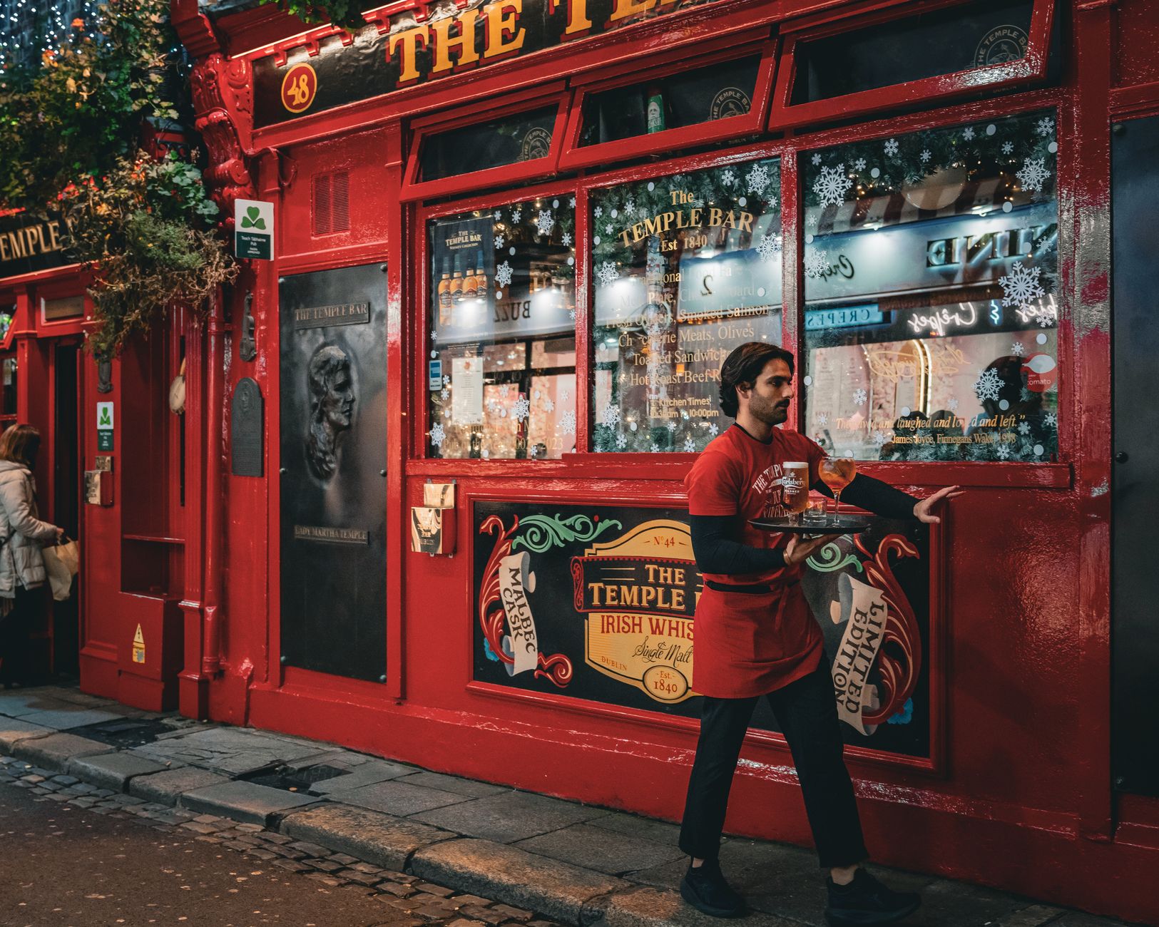 Dublin - Zahlreiche Prominente und viele Fans bei Trauerfeier für Glen Hansard