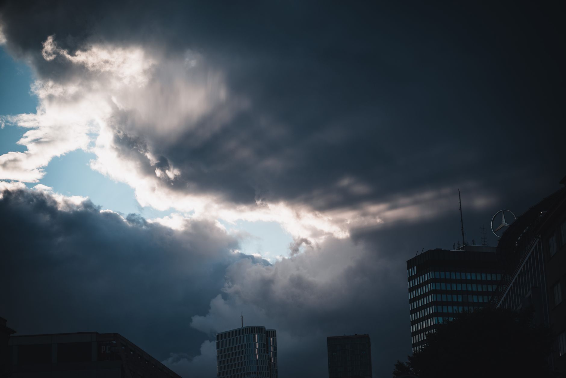 Wetter - Oft heiter bis wolkig und warm, teils kräftige Gewitter