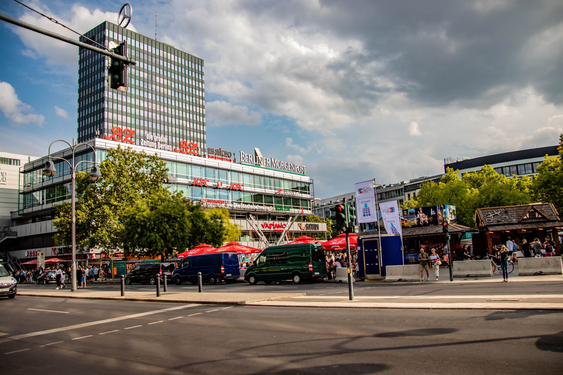Berlin - Am Tatort des CSD-Anschlags wird neuer Baum gepflanzt