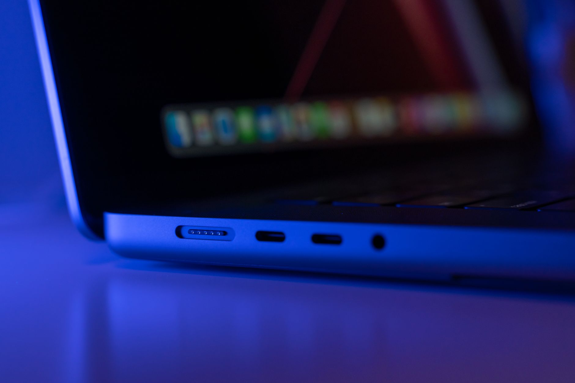 heise+ | USB-C-Hubs im Test: Mehr Buchsen für das MacBook – inklusive Neo