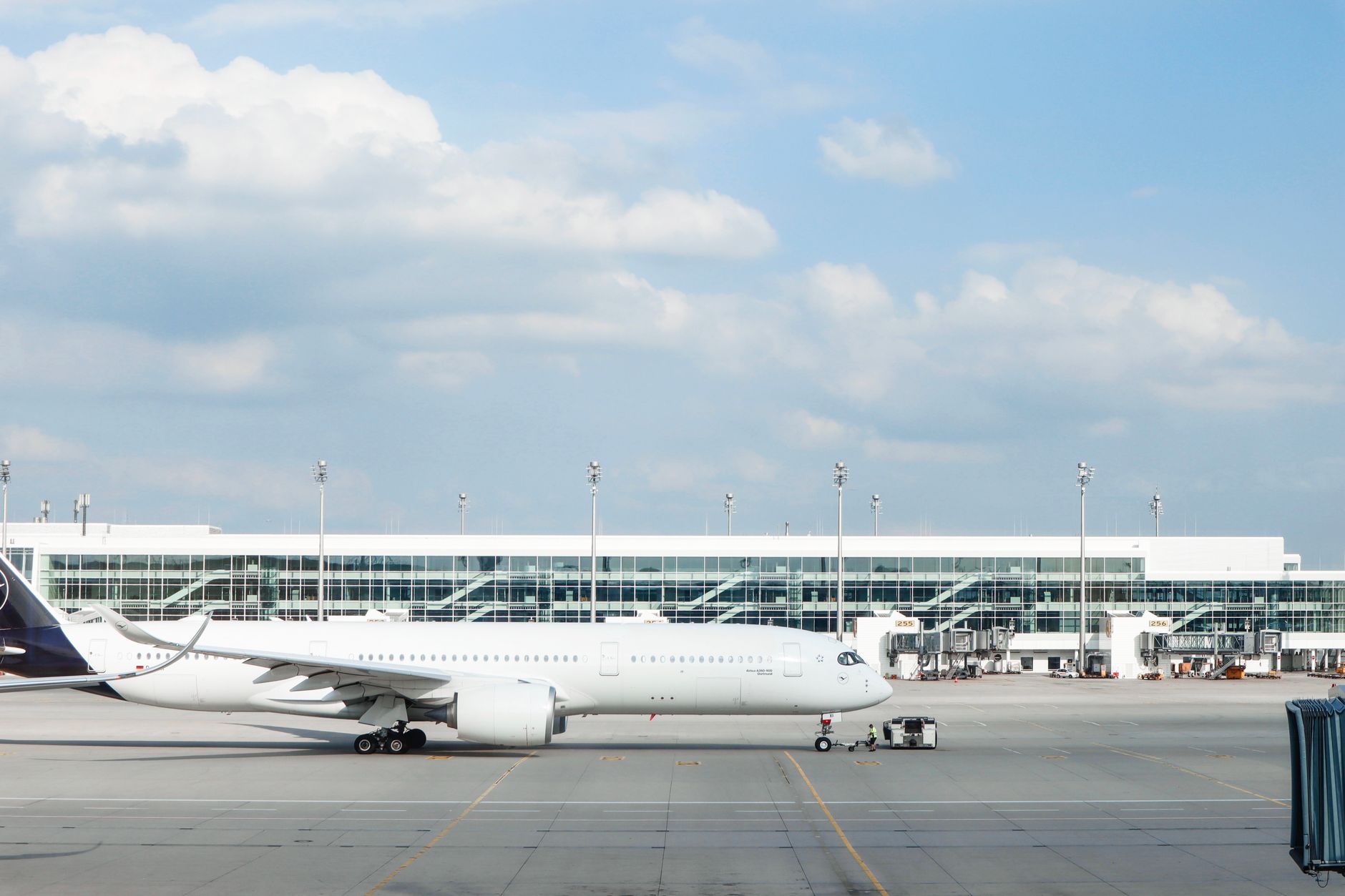 Flughafen Leipzig/Halle - Bundeskanzler berät mit Sicherheitsrat über Drohnen-Anschlagsversuch