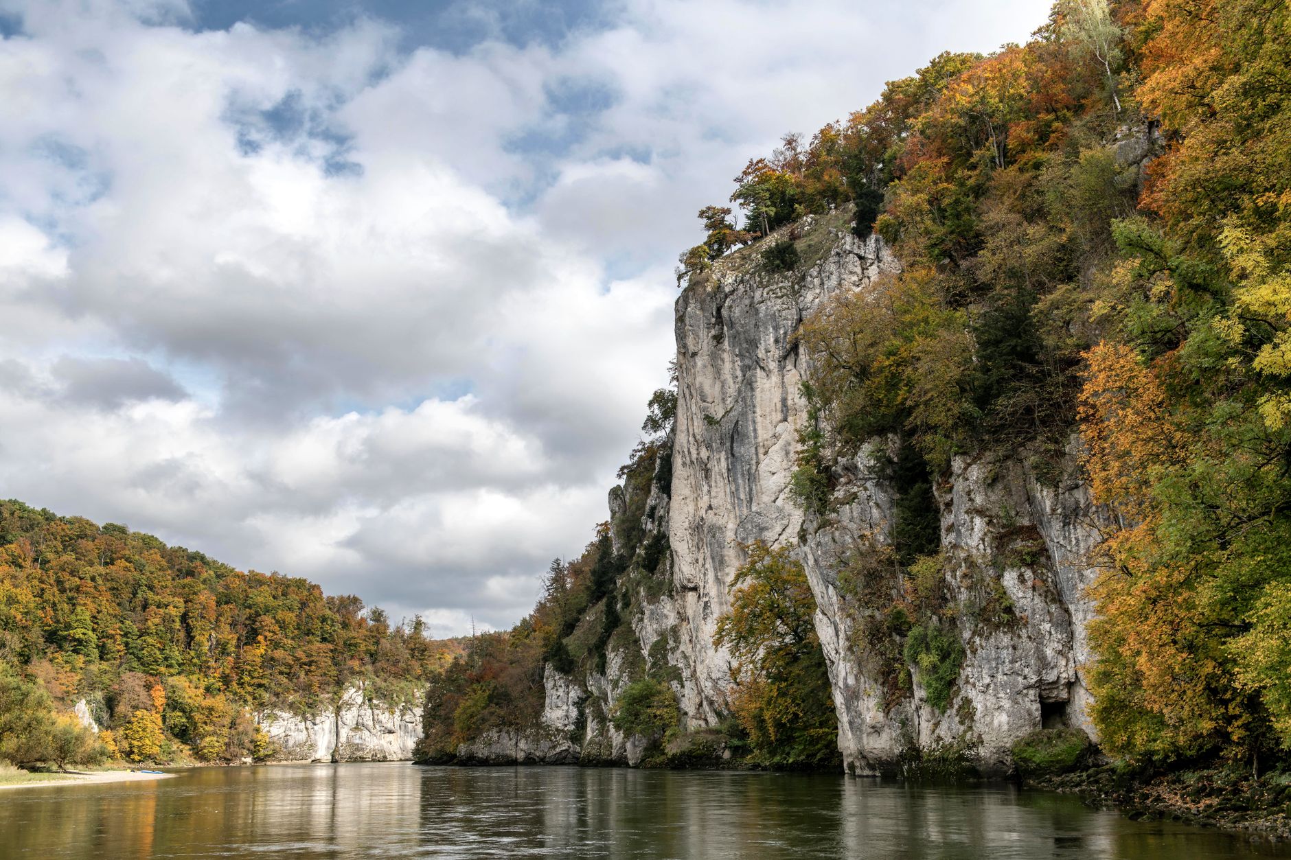 Niedrigwasser der Donau legt Knochen und Wracks frei