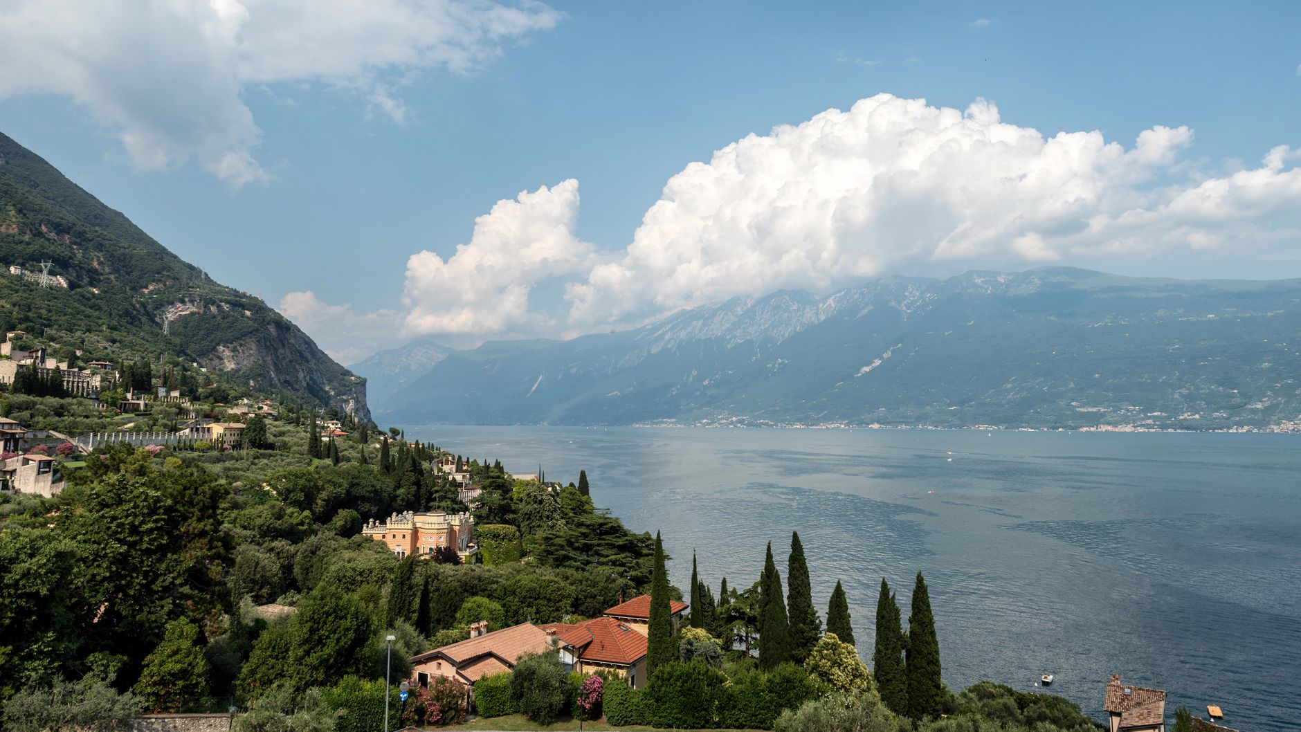 Italien - Waldbrand am Gardasee: Mehr als 200 Menschen in Sicherheit gebracht worden