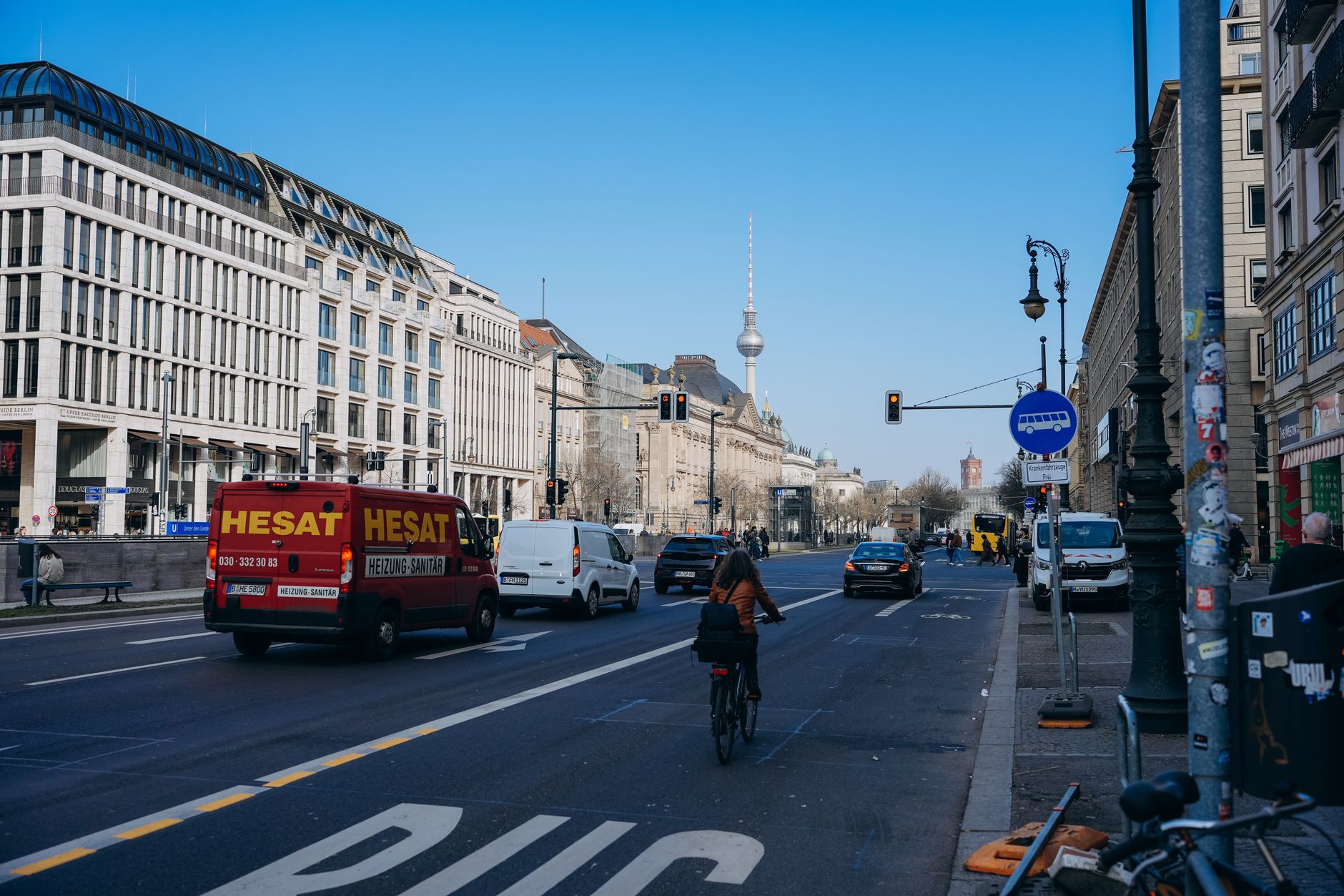 Berlin - Wahlkampfhelfer von Radfahrer attackiert - Staatsschutz ermittelt