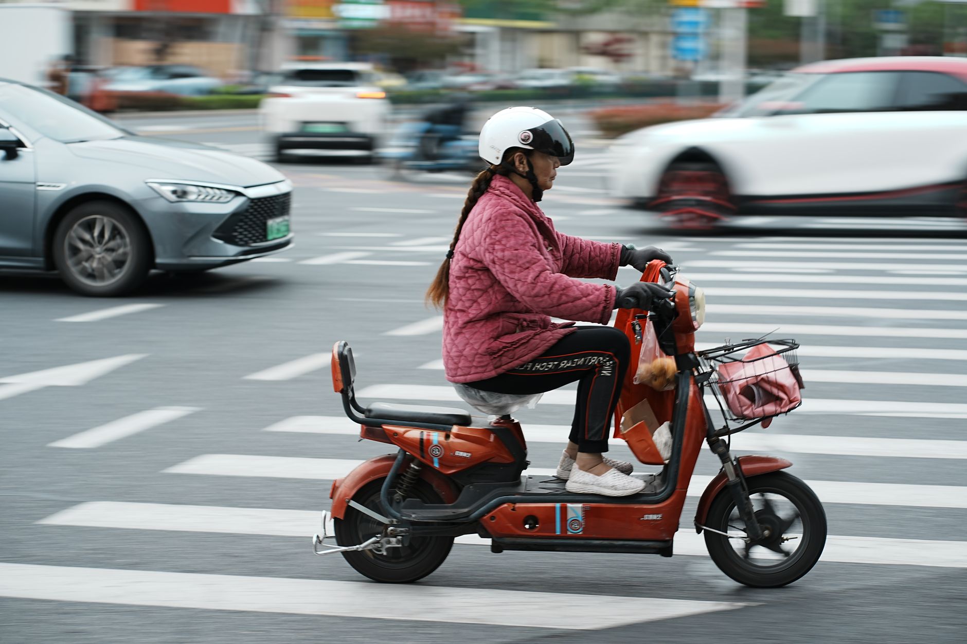 Paris führt Helmpflicht für E-Roller-Fahrer ein