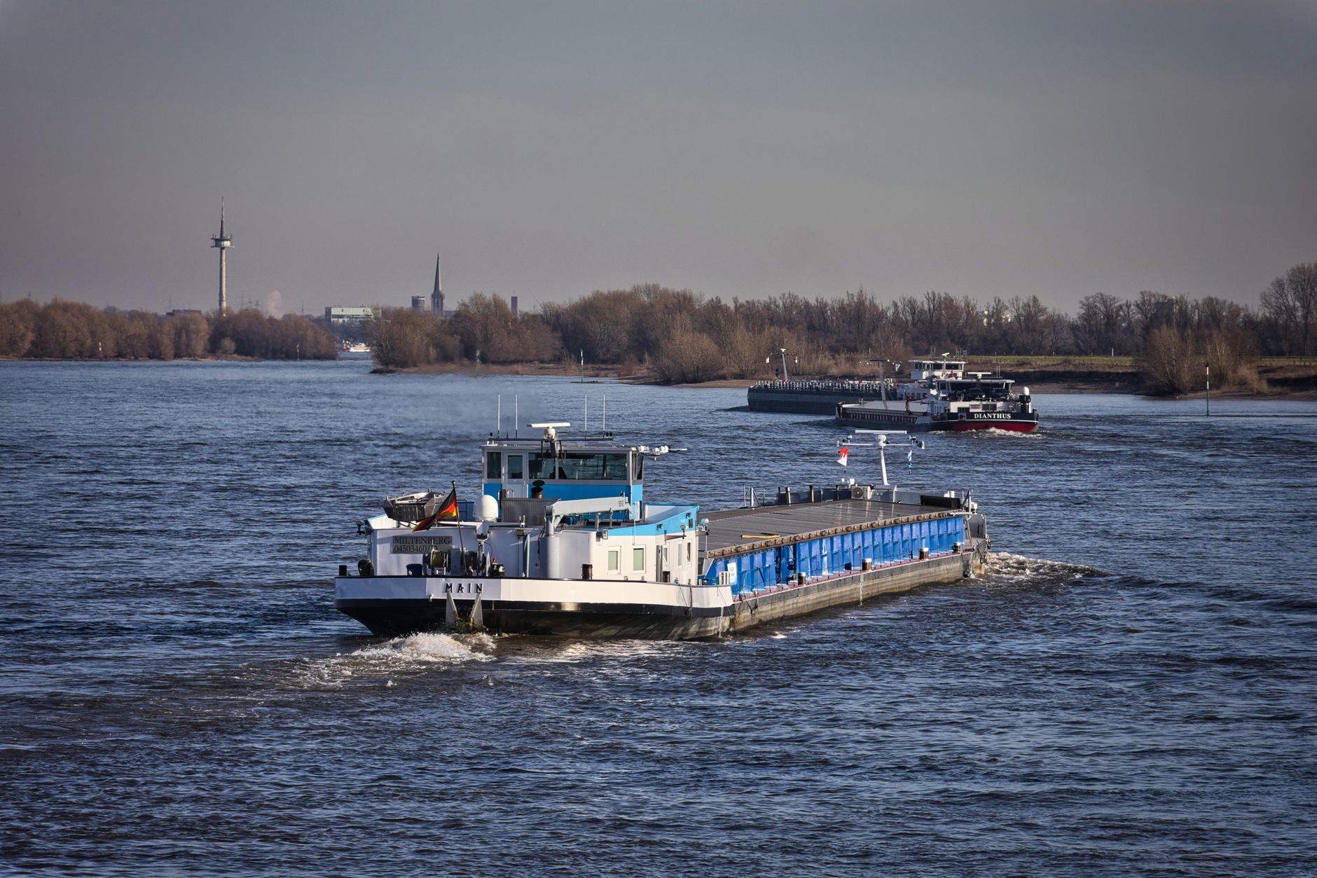 Niedrigwasser - Binnenschiffer warnen vor Zweiteilung des Rheins