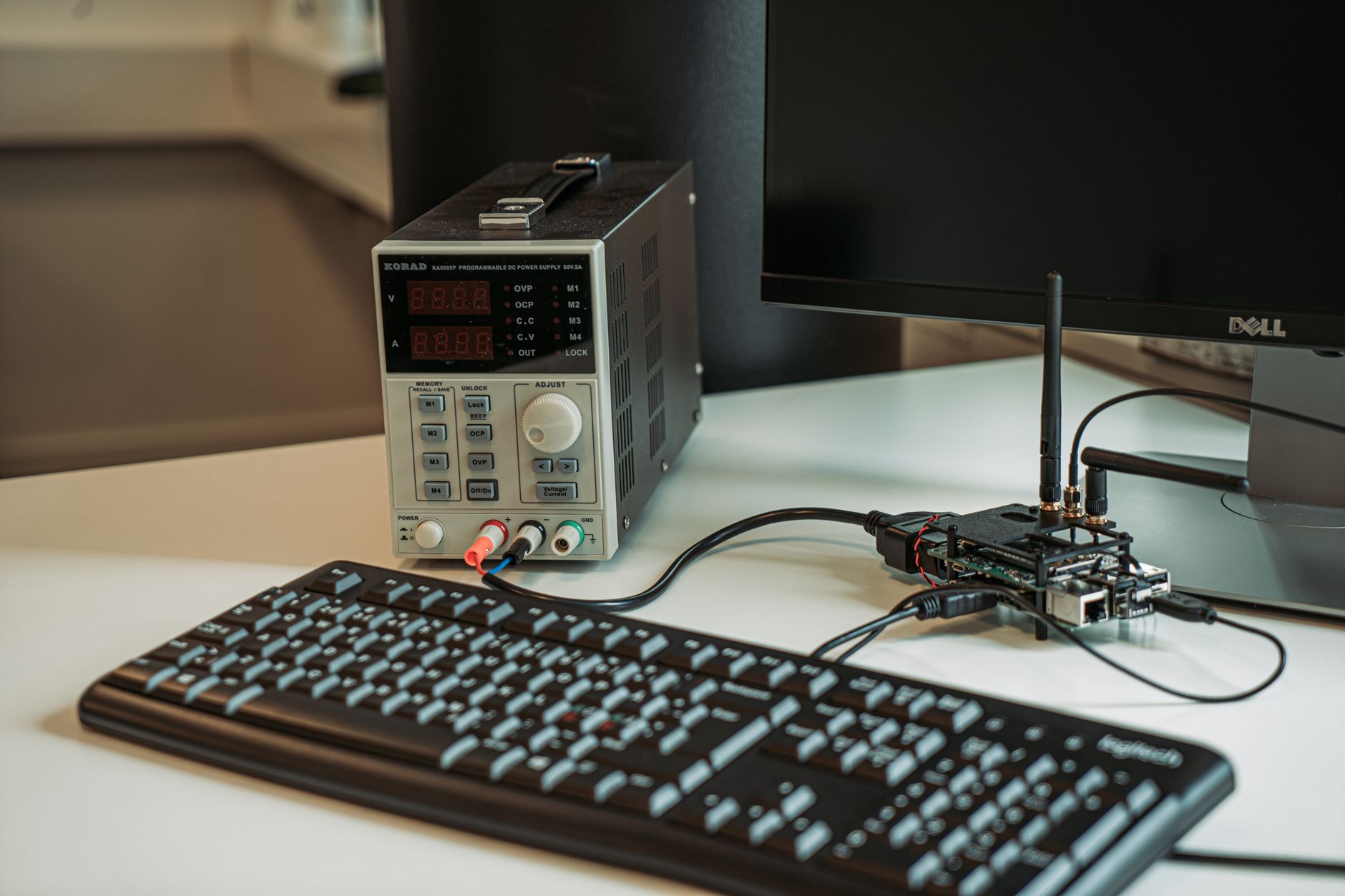 Zentimetergenau orten: UWB-Devboard mit ESP32-S3 und Touchscreen für 60 Dollar