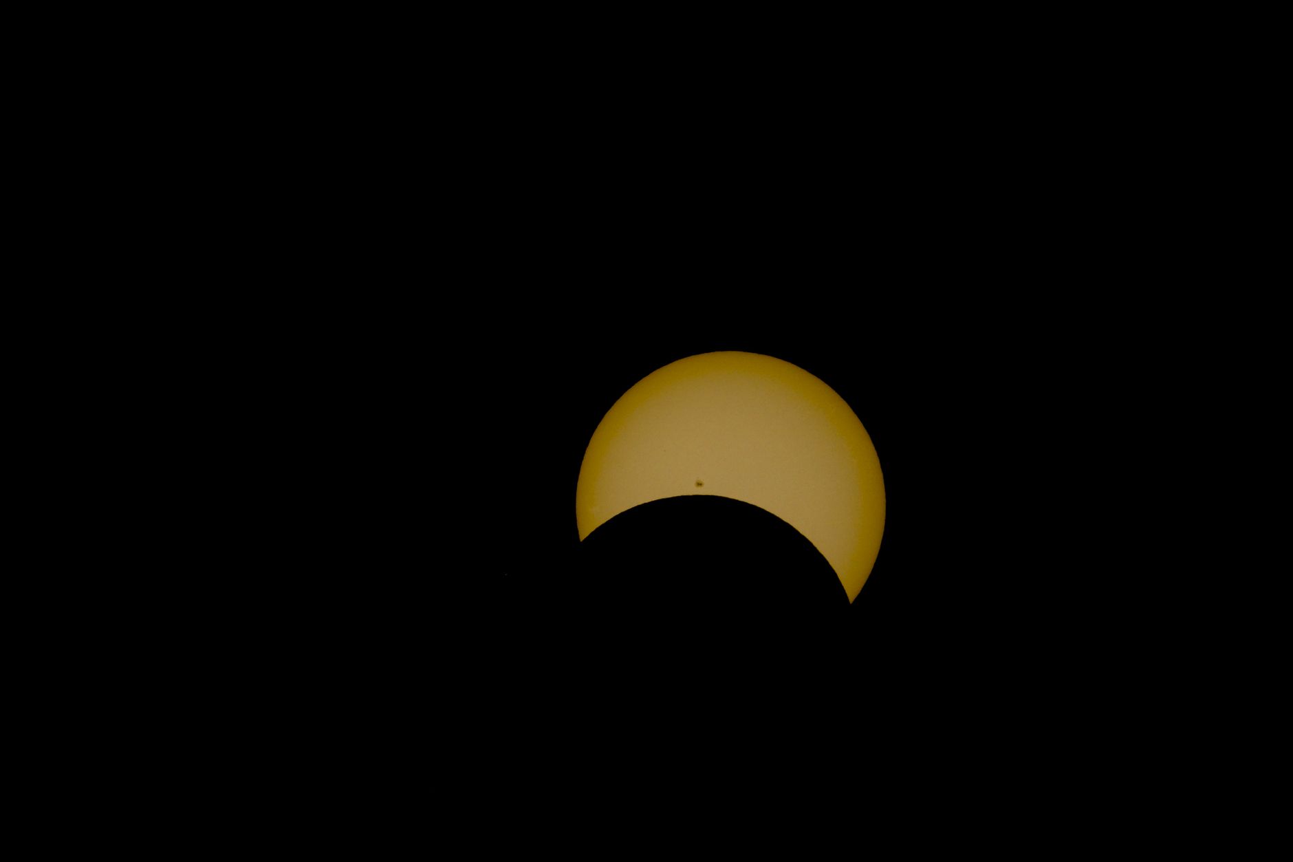 Sonnenfinsternis beobachten: Zwei Blatt Papier statt SoFi-Brille
