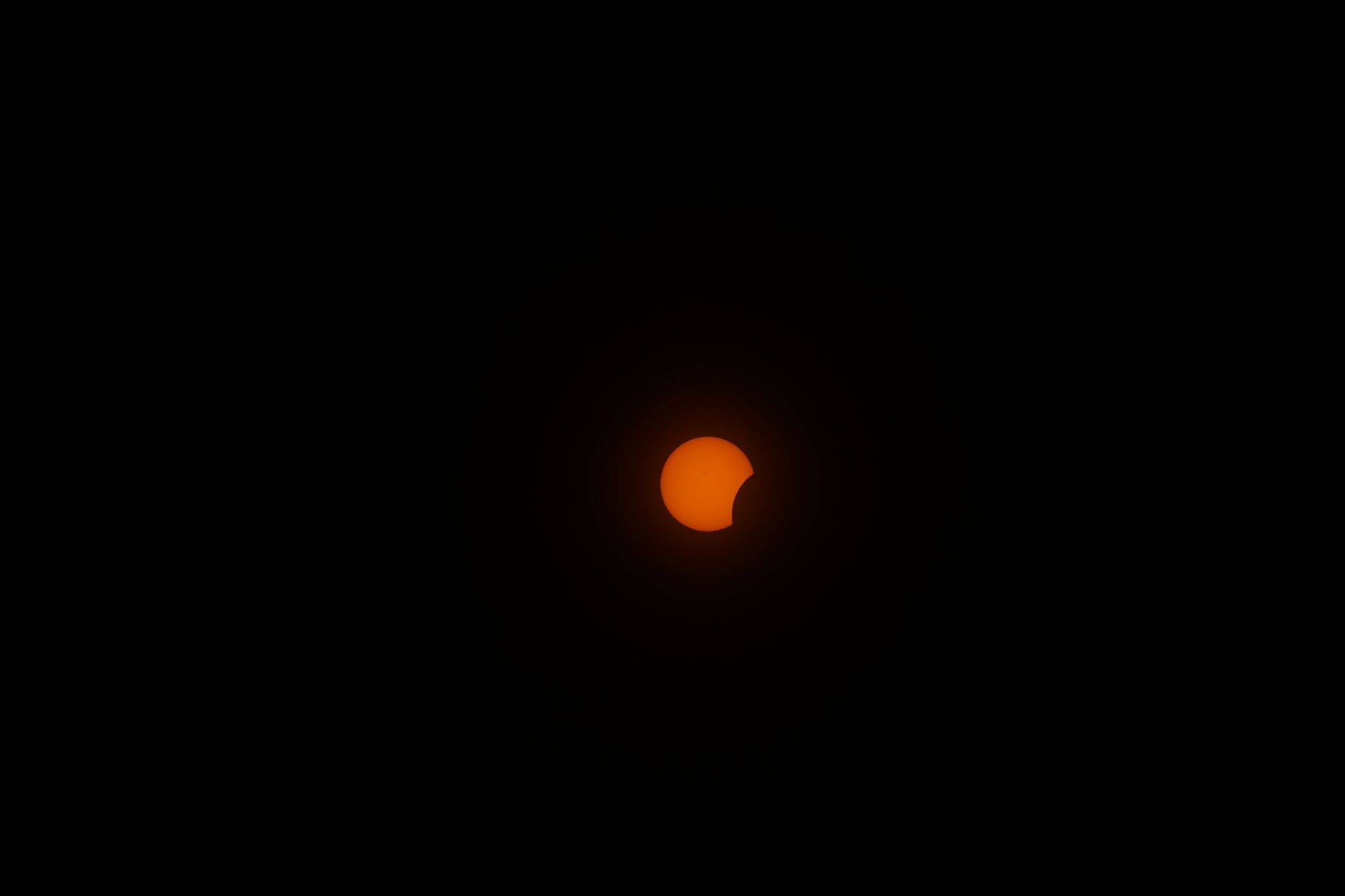 So kann man die Sonnenfinsternis ohne Brille sehen