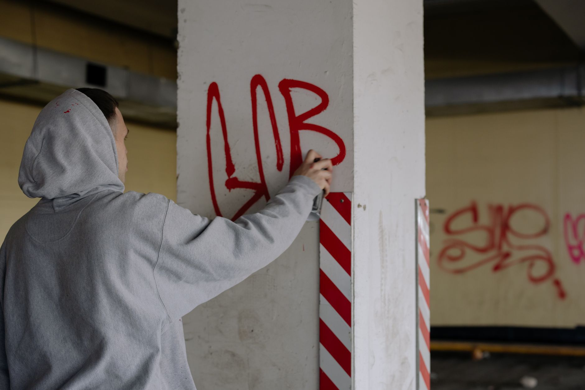 Griesheim: Vandalen beschädigen Schutzhütte / Zeugen gesucht