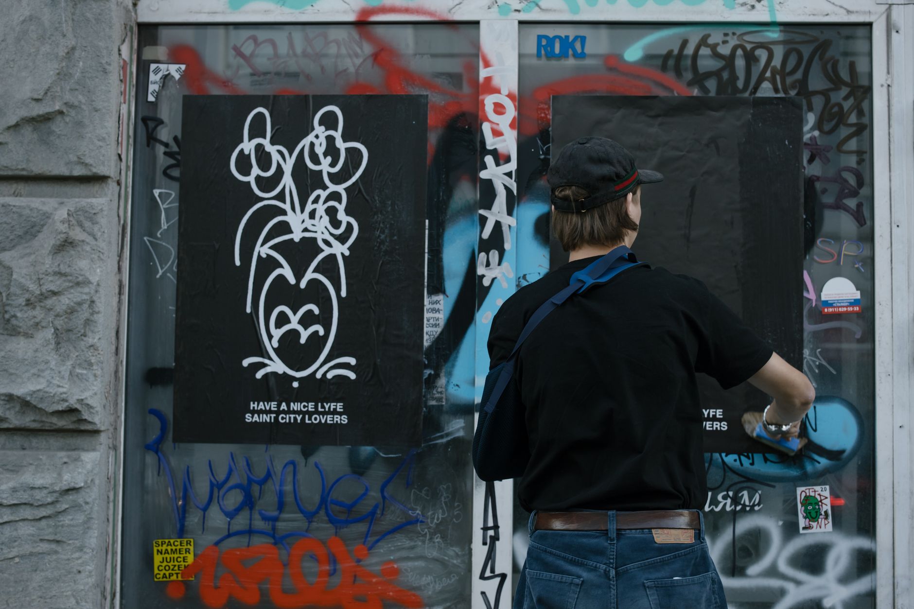 Graffiti-Sprayer auf frischer Tat ertappt: Hinweise auf auffälliges Täter-Pärchen erbeten