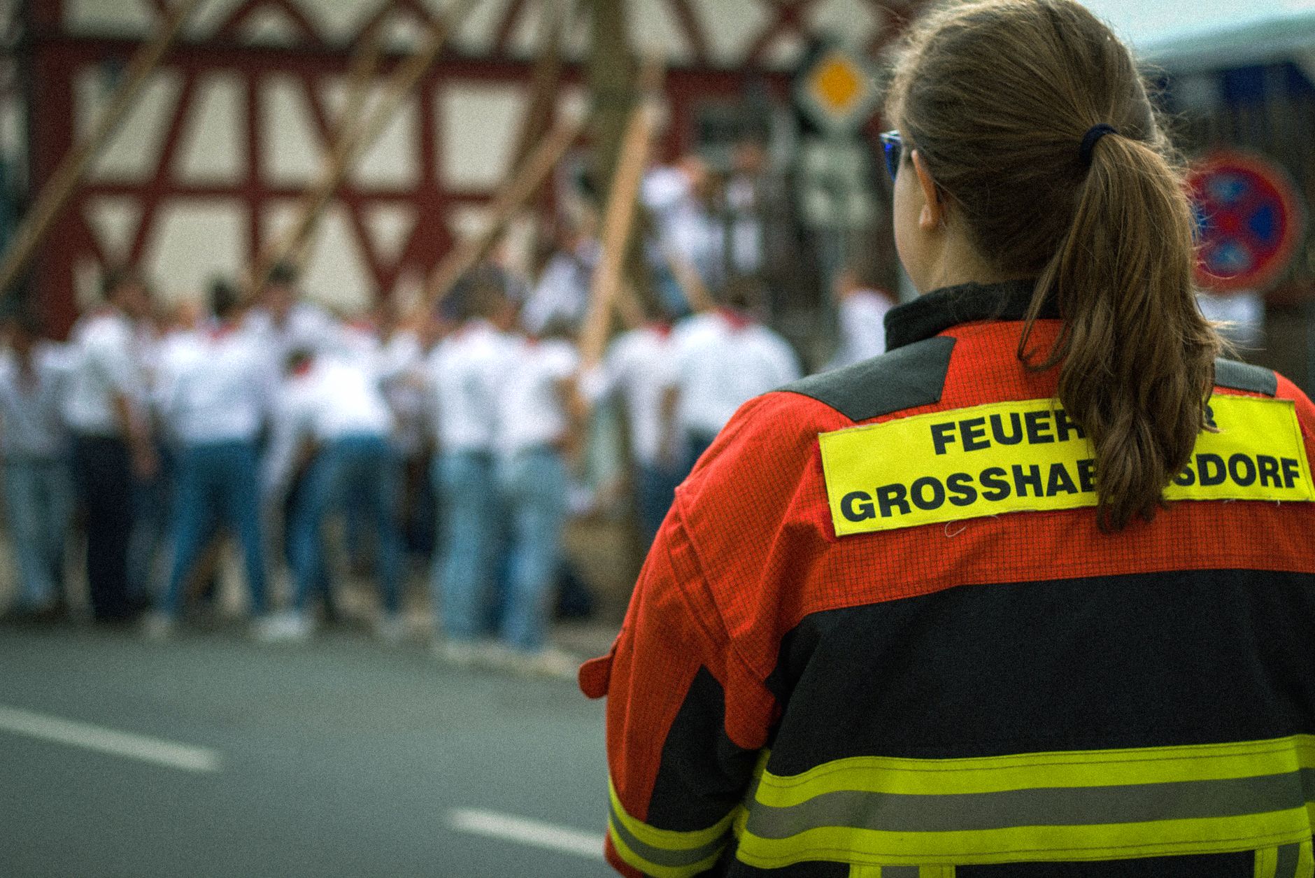 Lahn-Dill-Kreis: Brennender Pkw entzündet Wiese · Einbruchsversuch in Feuerwehrgerätehaus · Straßenverkehrsgefährdung bei Feuerwehreinsatz · Dachstuhlbrand