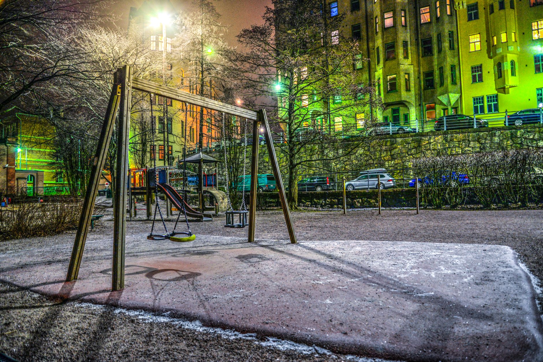 Baum auf Spielplatz in Brand gesetzt +++ Falscher Postbote entwendet Schmuckschatulle