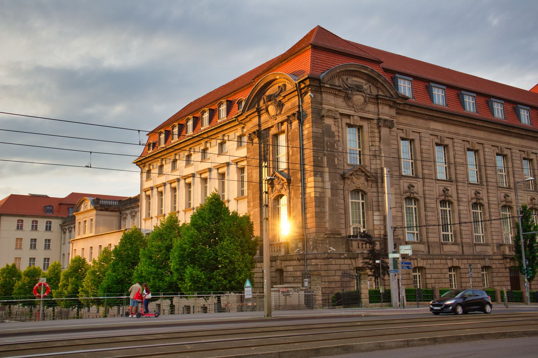 Palais Bellevue: Mit Brecht und Latin Dance durch den August