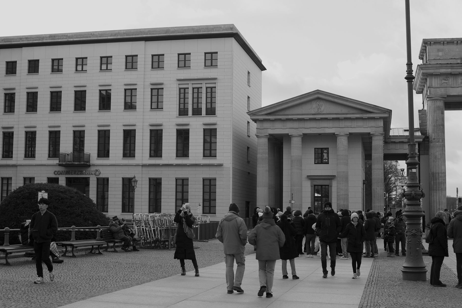 Neue Installation - Durchsichtige Mauer am Brandenburger Tor in Berlin