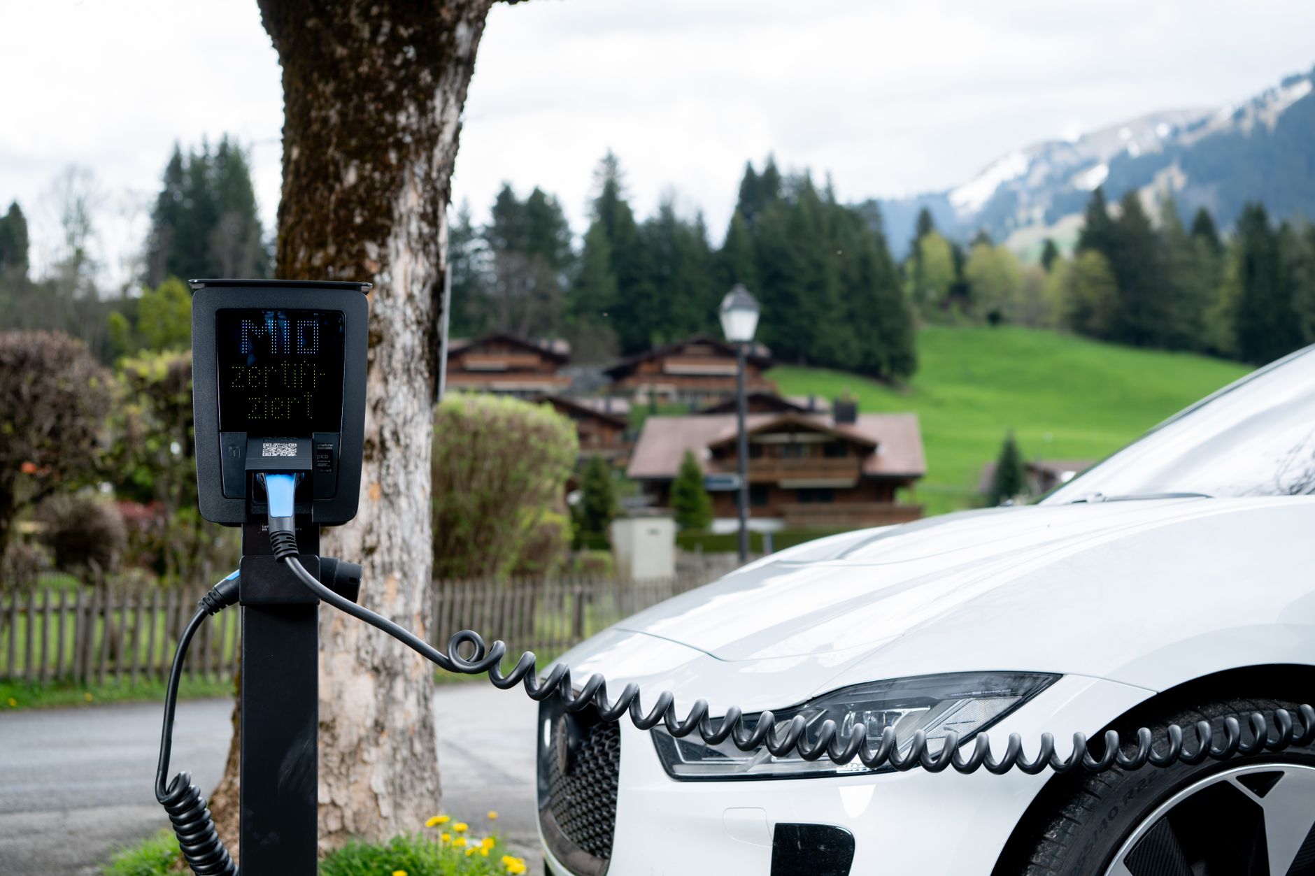 heise+ | Elektroautos: Ladeparks am Limit, und wie sie sich verändern