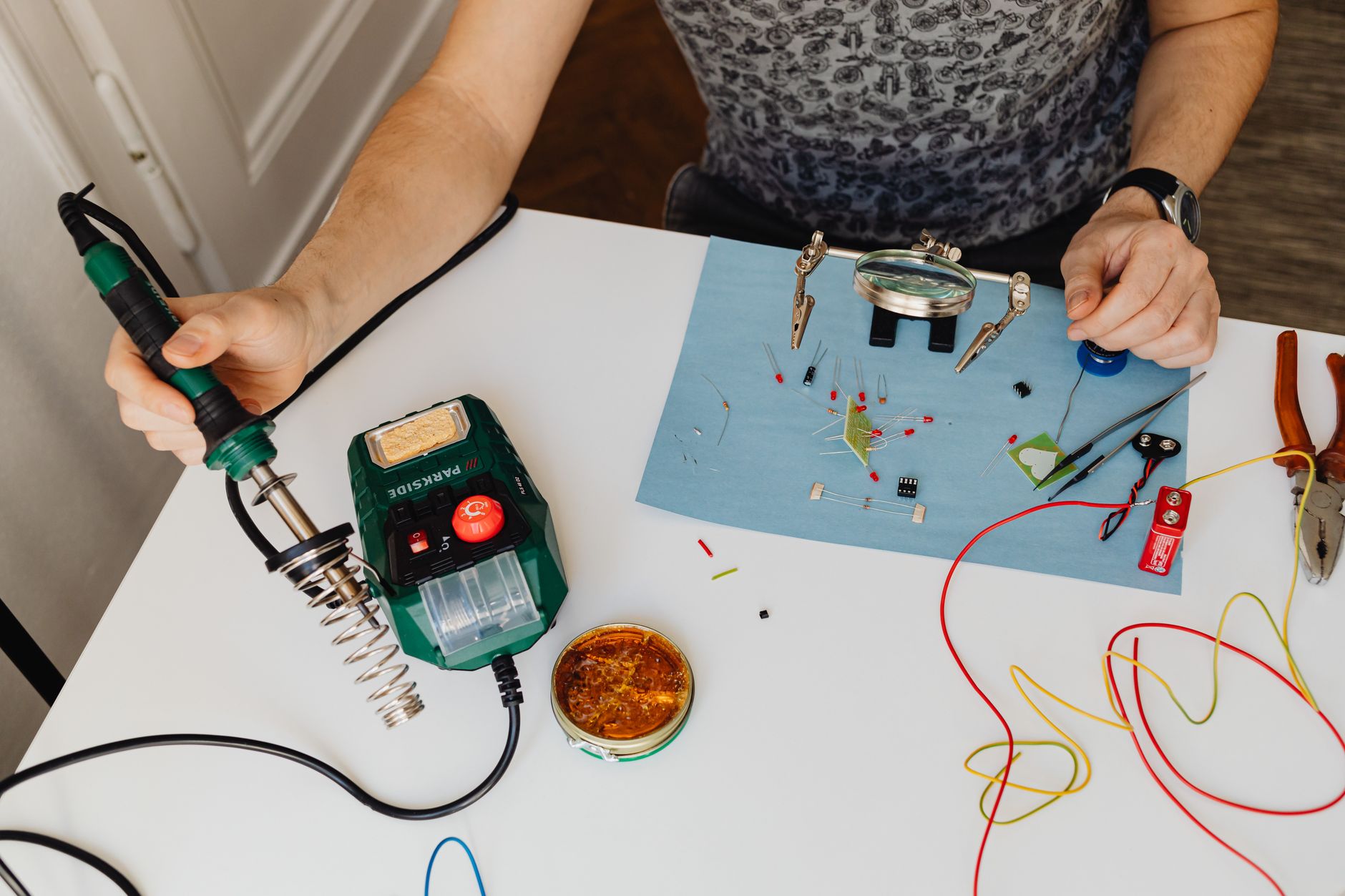 heise+ | Kurztests: Haltekabel, Magnet-Dreibein, Elgato-Mikro, Klappmaus