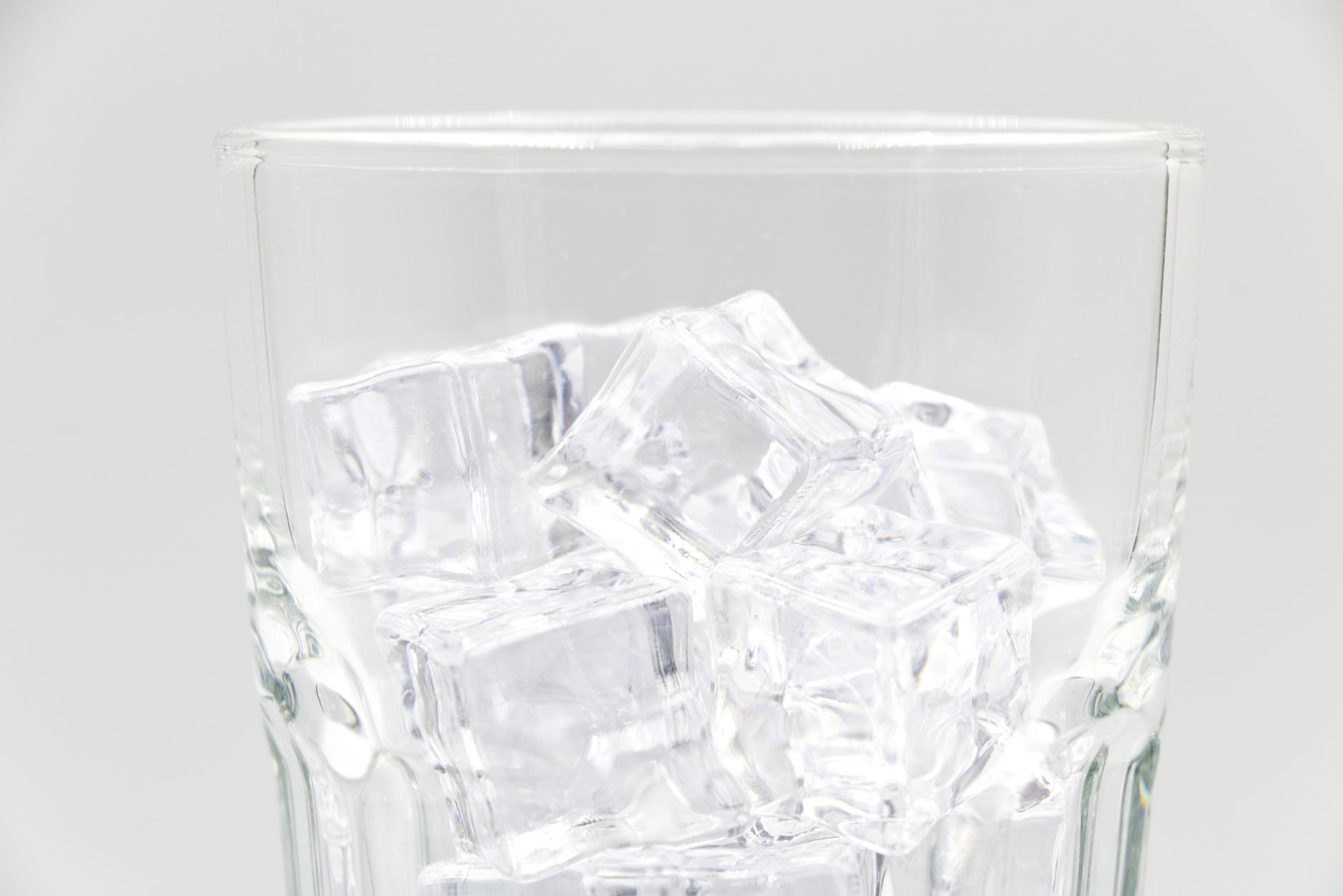Top 7: Die beste Eiswürfelmaschine im Test – Eiswürfel in 10 Minuten ab 60 Euro