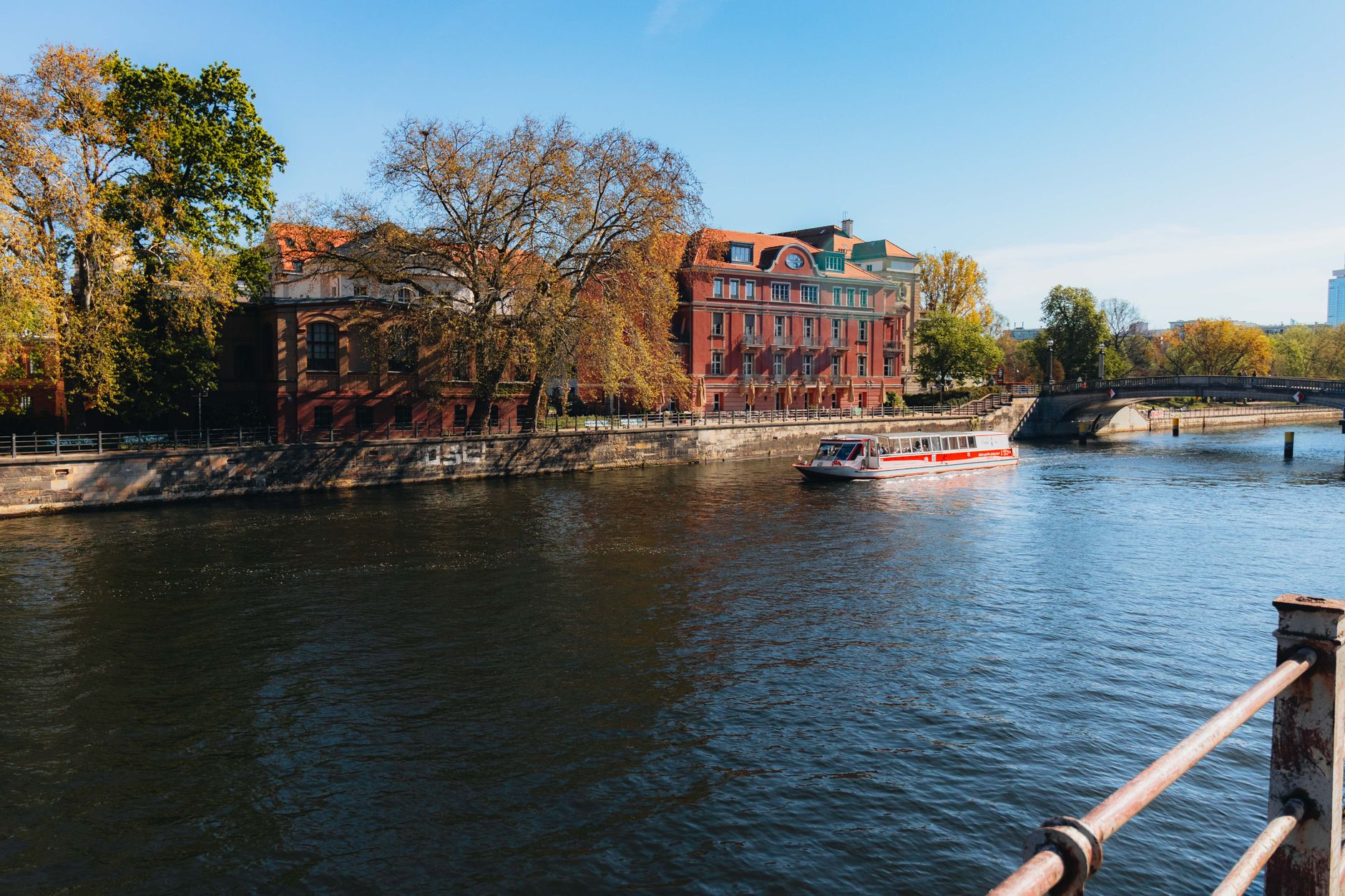 Neues Restaurantboot "Schwabbel" am Rheinufer ausgebrannt