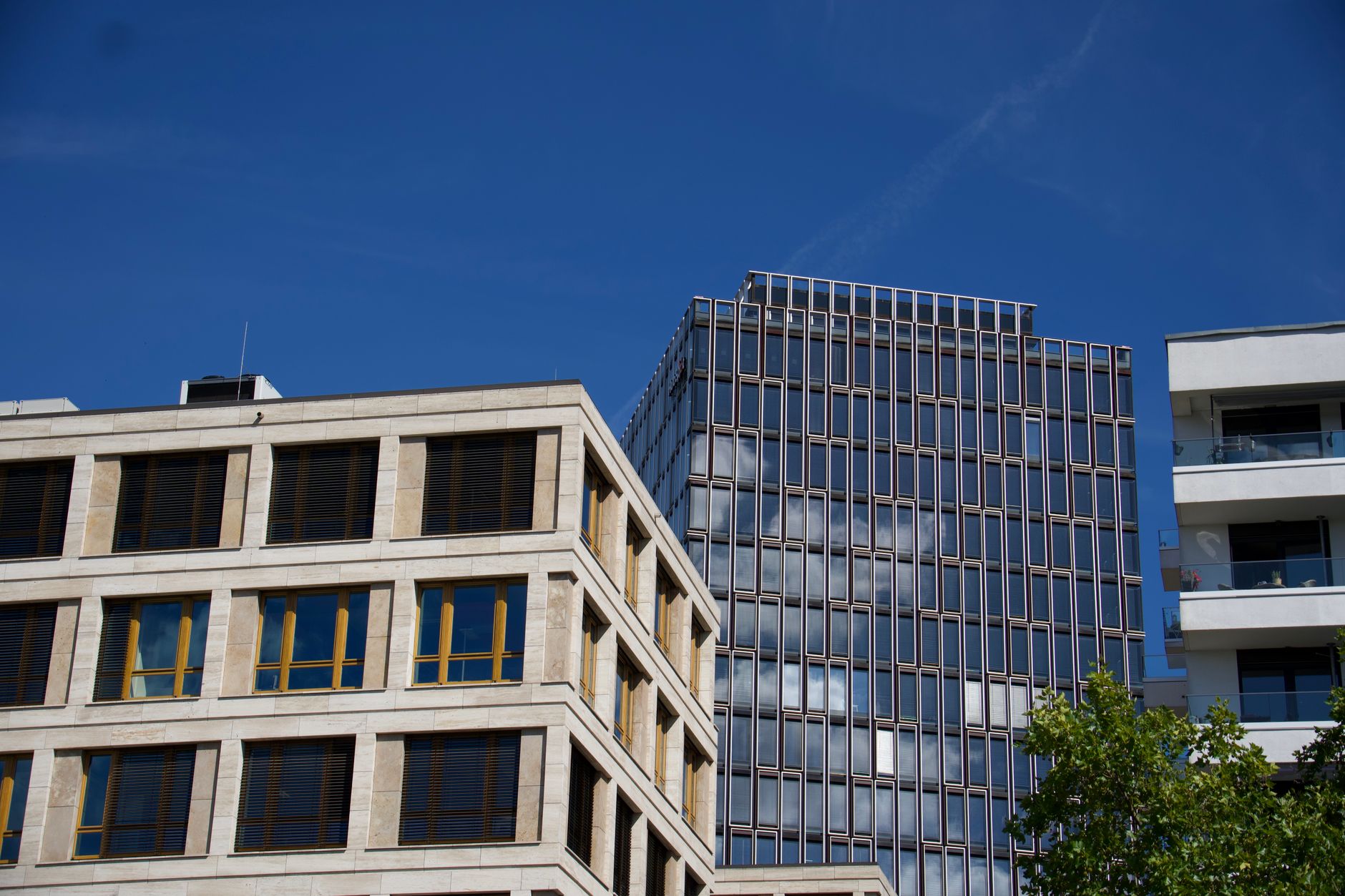 Brand in Berliner Hochhaus - Evakuierung über Drehleitern