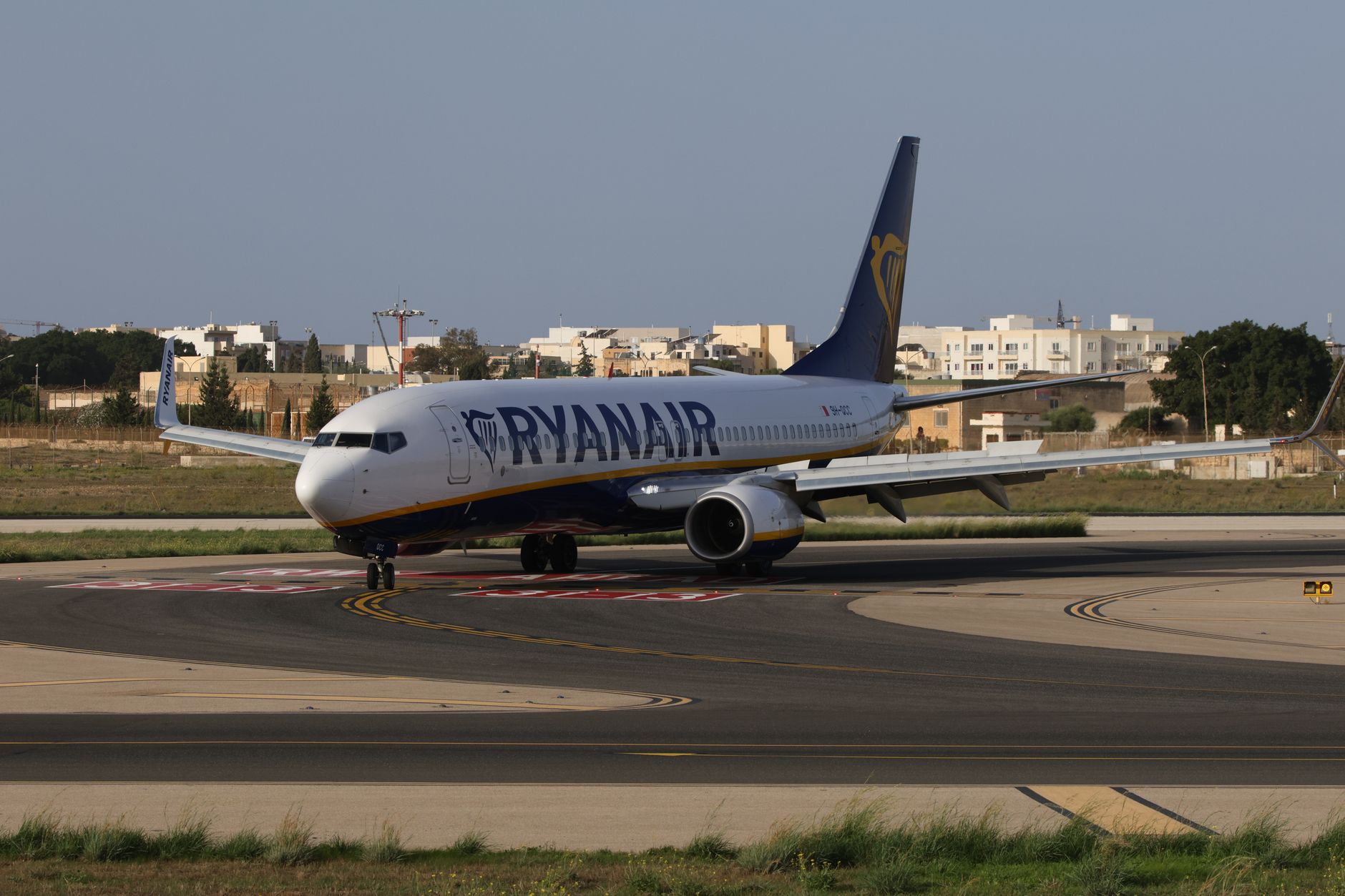 Sizilien - Flughafen von Catania nach Ausbruch des Vulkans Ätna wieder in Betrieb