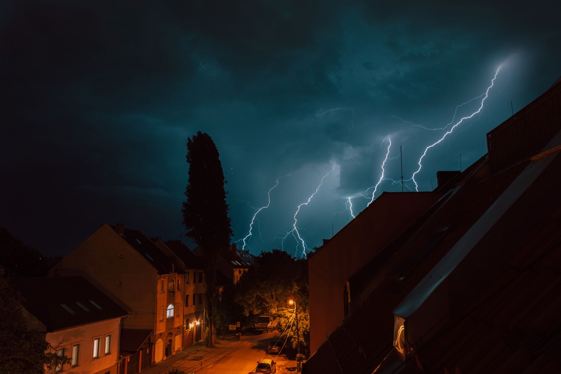 Wetter - Nachts in der Mitte teils Schauer und Gewitter, sonst meist trocken