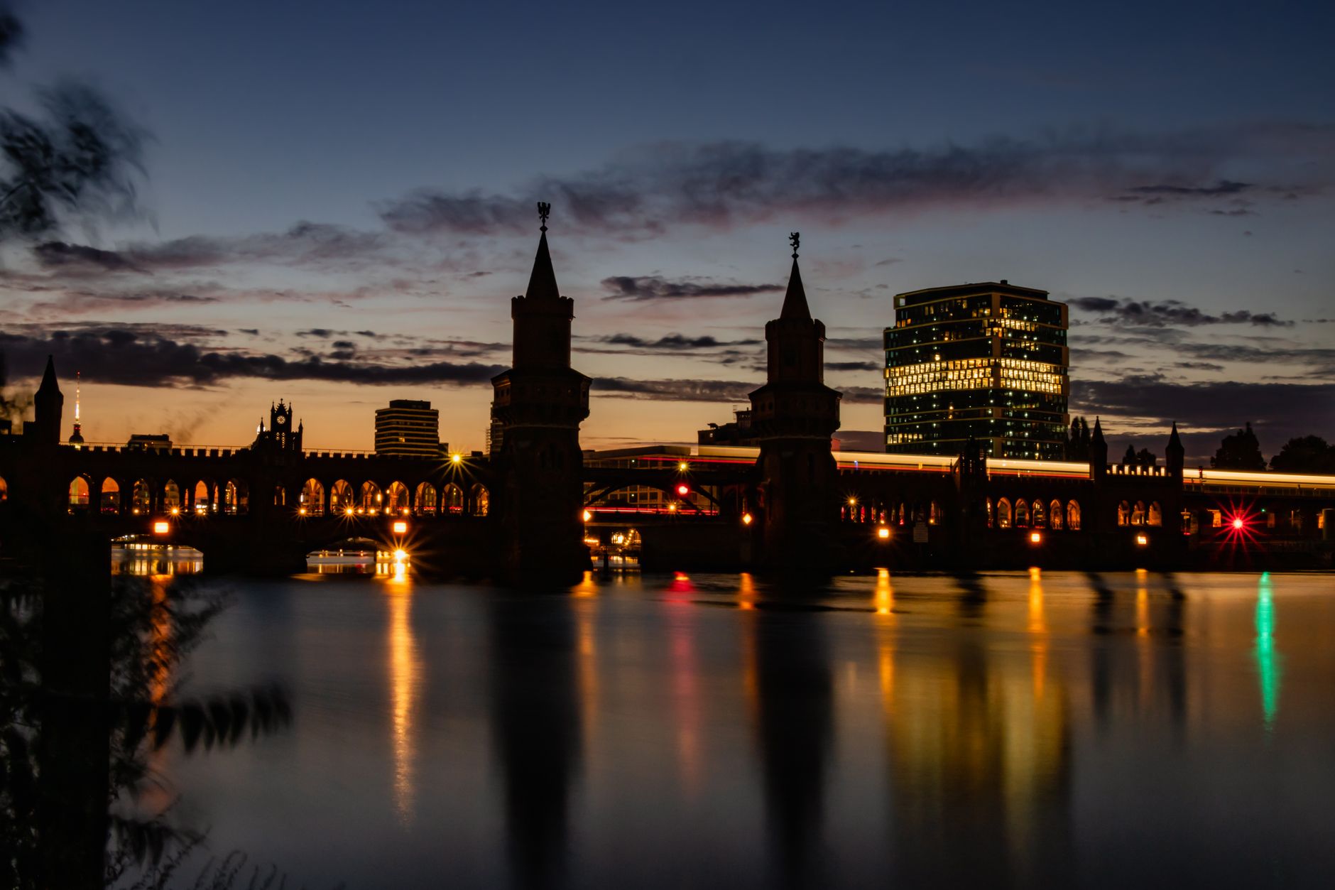 Berlin tanzt wieder: Mit Schweigeminute und Schutzmaßnahmen