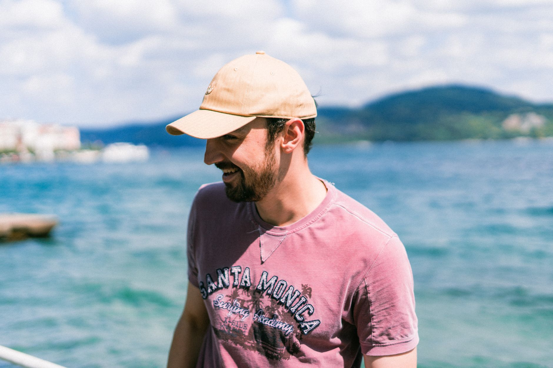 Gespräch mit Charly Hübner: „Wir haben uns Basecaps selber nähen lassen – aus Jeansstoff“