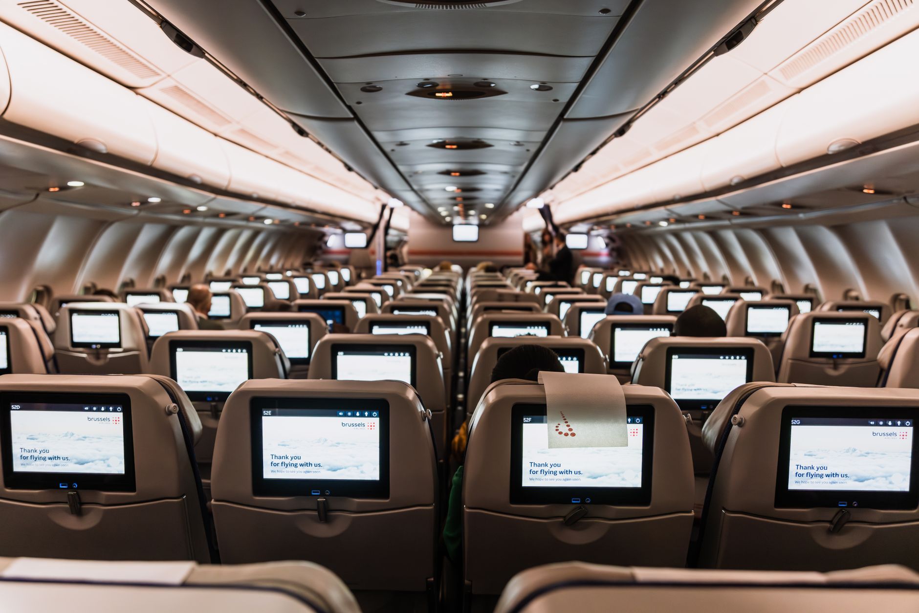 Handy leer im Flugzeug? Warum du trotzdem nicht einfach deine Powerbank anschließen darfst