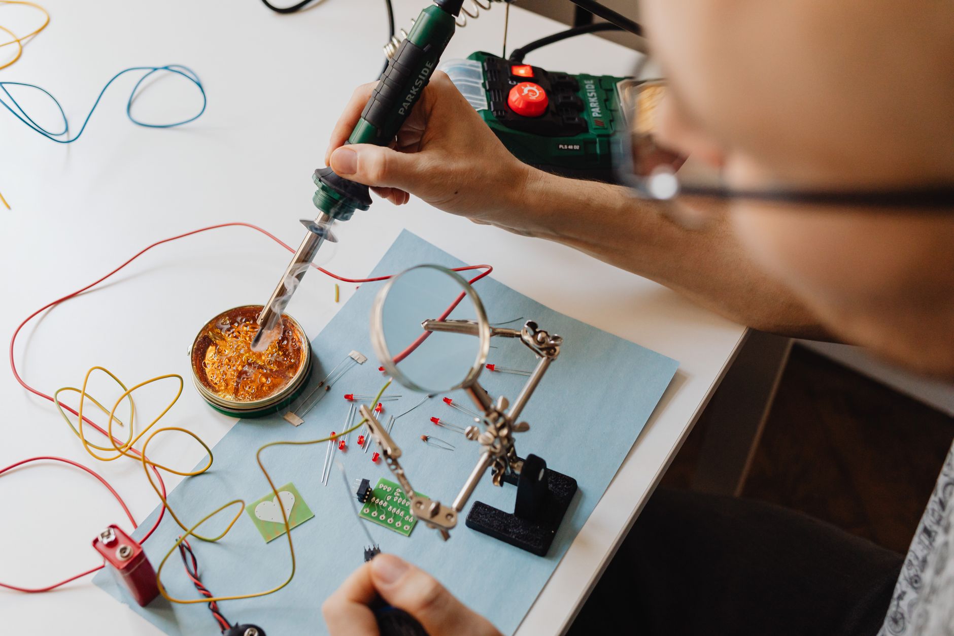 heise+ | Upcycling: Wie man einen DIY-Flaschenschneider selbst baut