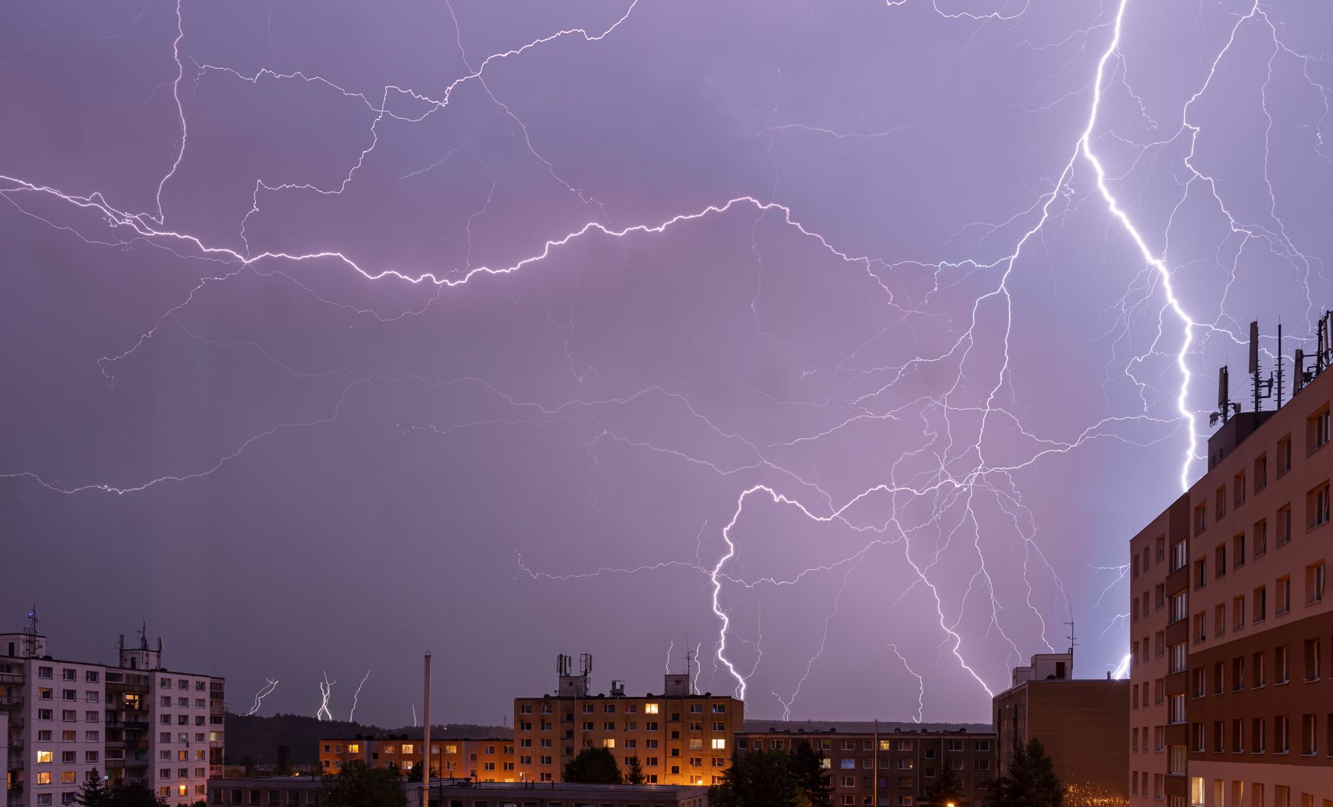 Wetter - Nachts im Norden trocken, im Süden Regen und Gewitter, 17 bis 10 Grad