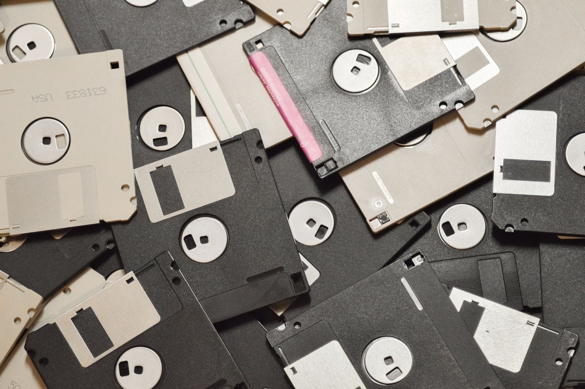 CDs, Disketten oder Klapphandys: 8 moderne Gadgets, die ganz auf Nostalgie setzen