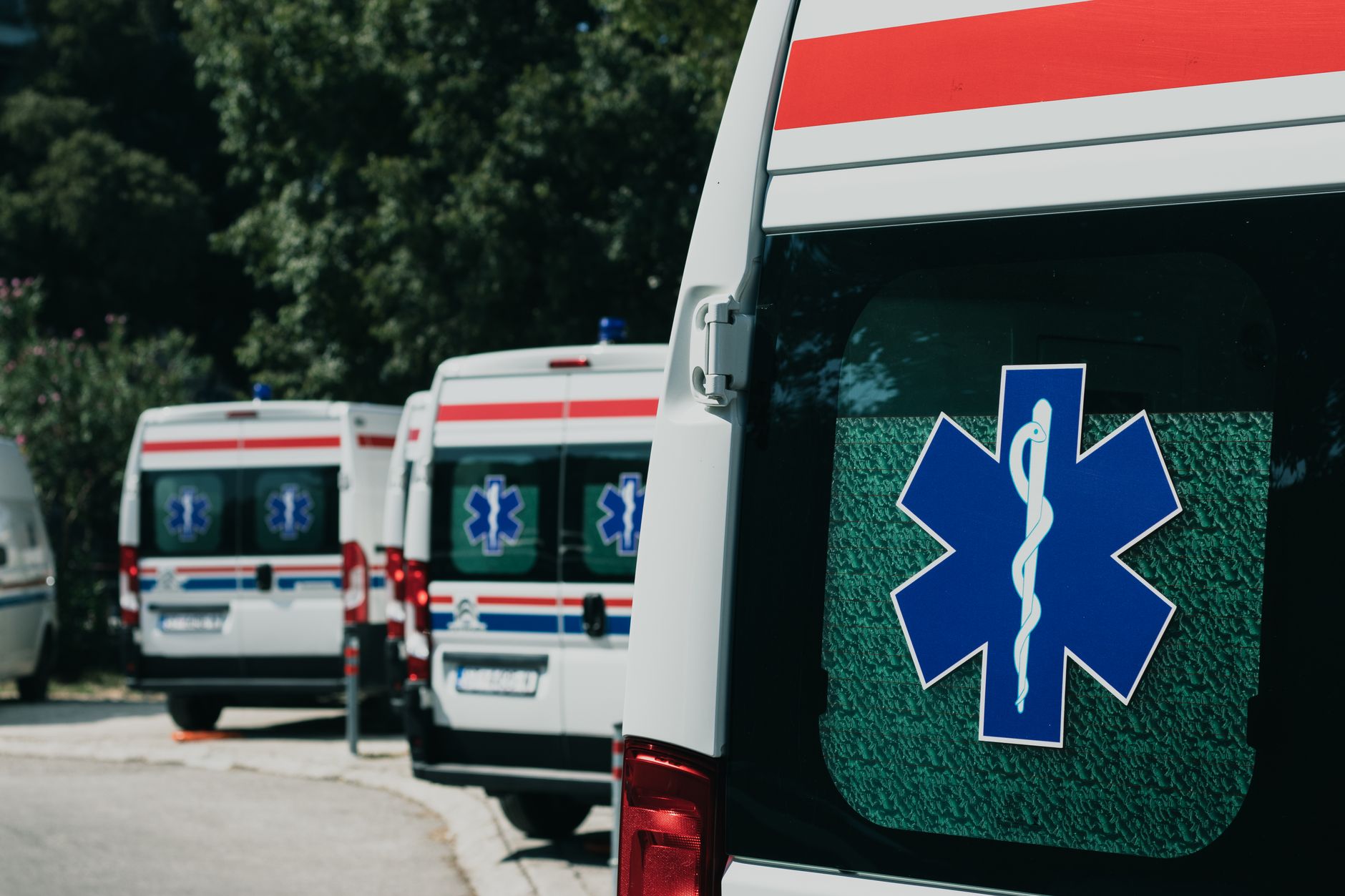 Medizinischer Notfall? Auto fährt in Hofgeismarer Fußgängerzone gegen Hauswand