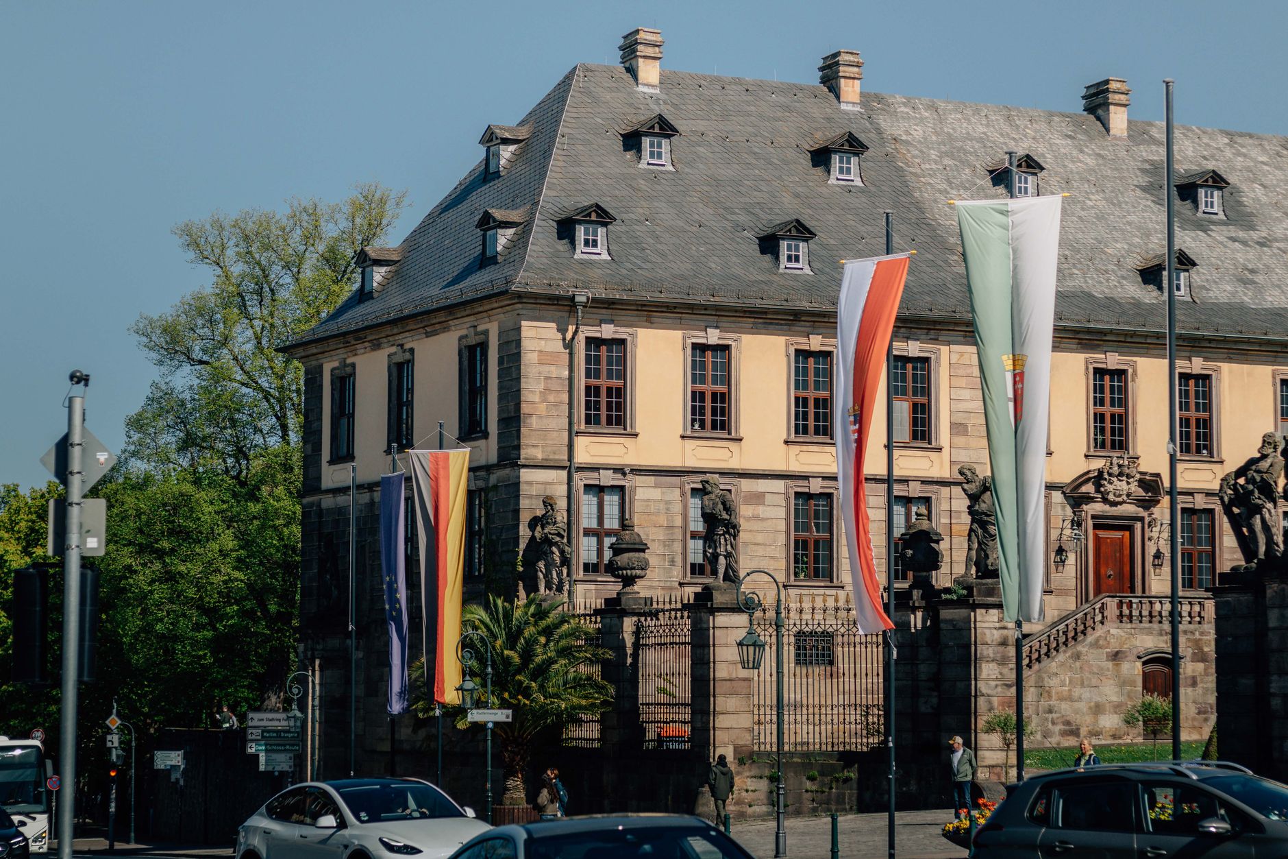Drei Leichtverletzte bei Brand in Mehrfamilienhaus in Kassel-Wesertor: Brandstiftung nicht ausgeschlossen; Zeugen gesucht