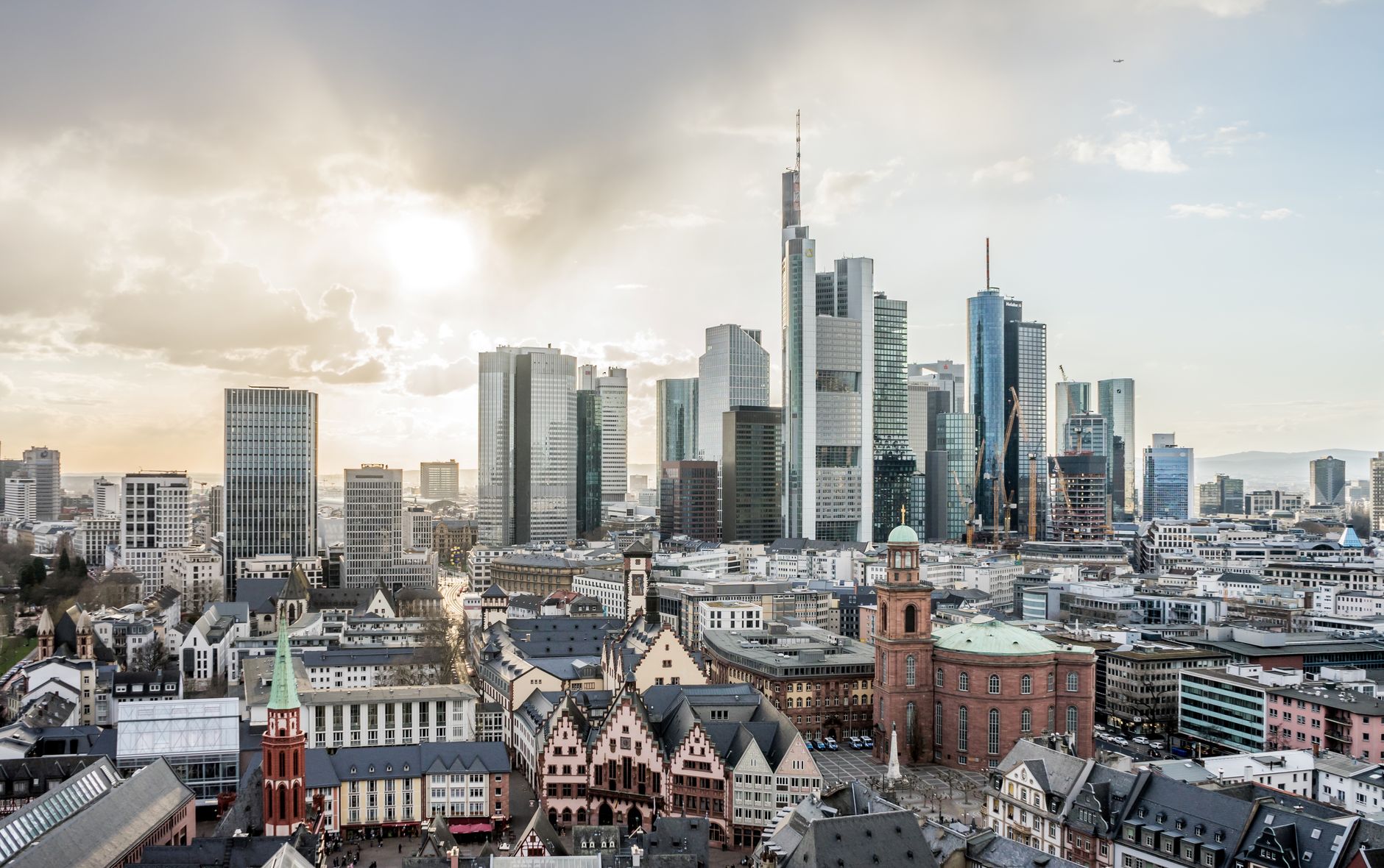 Frankfurt - Bahnhofsviertel: Steinwurf auf Polizisten