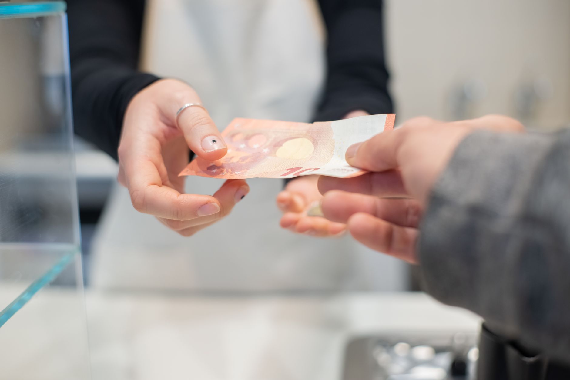 Trinkgeld per Karte: Verbraucherzentralen kritisieren Tricks