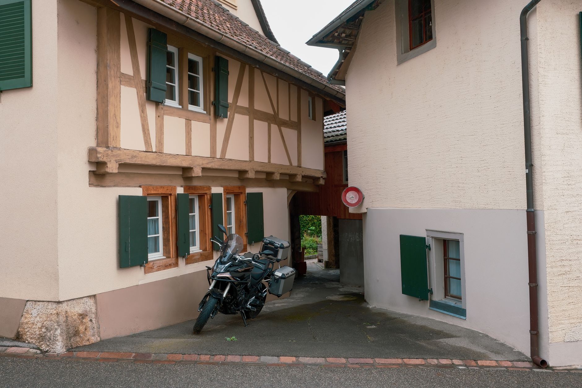 Schwarzer VW bringt Motorradfahrer bei Witzenhausen zu Fall: Zeugen gesucht
