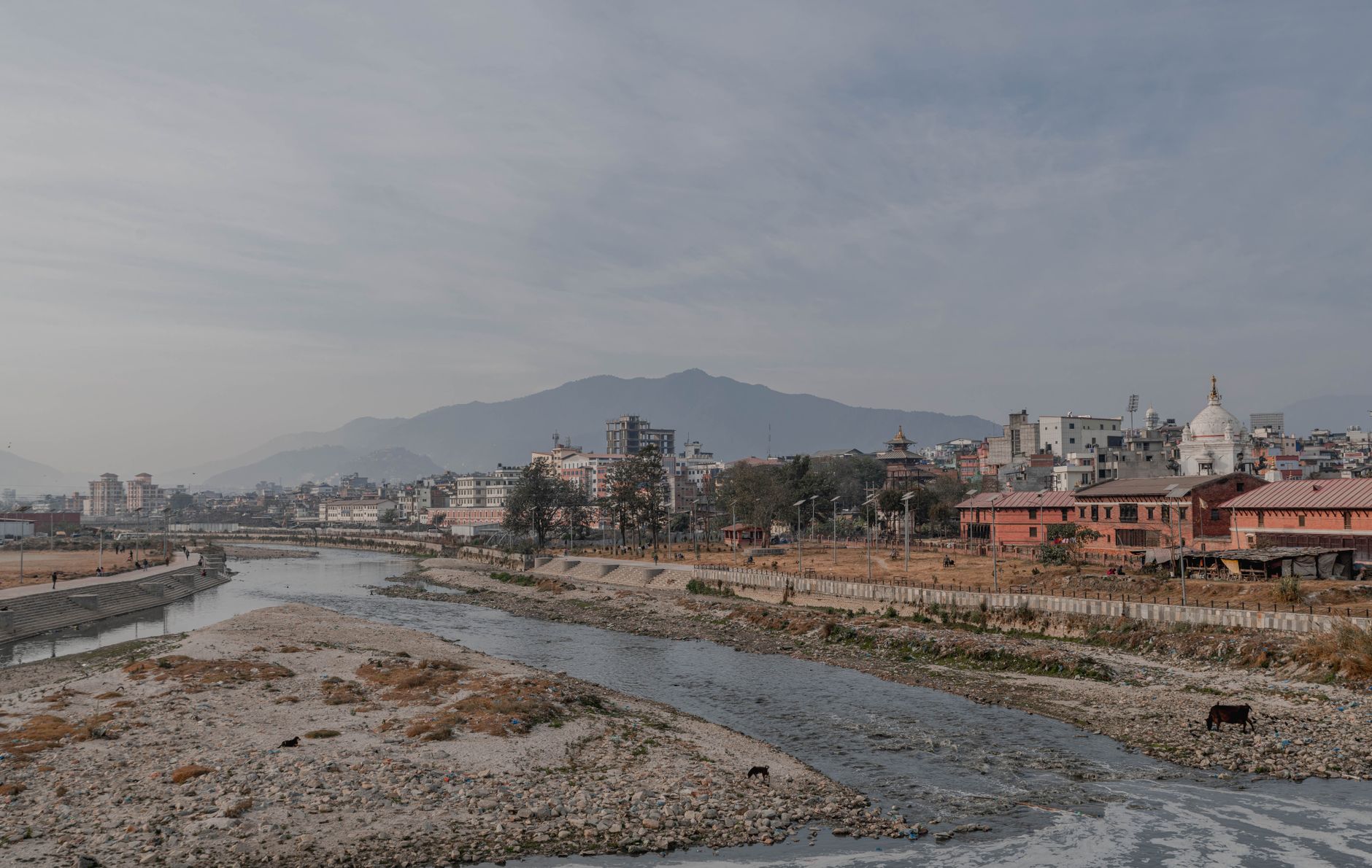 Nepal - Tote und Vermisste nach Sturzflut in Grenzregion zu Tibet - hunderte Touristen betroffen