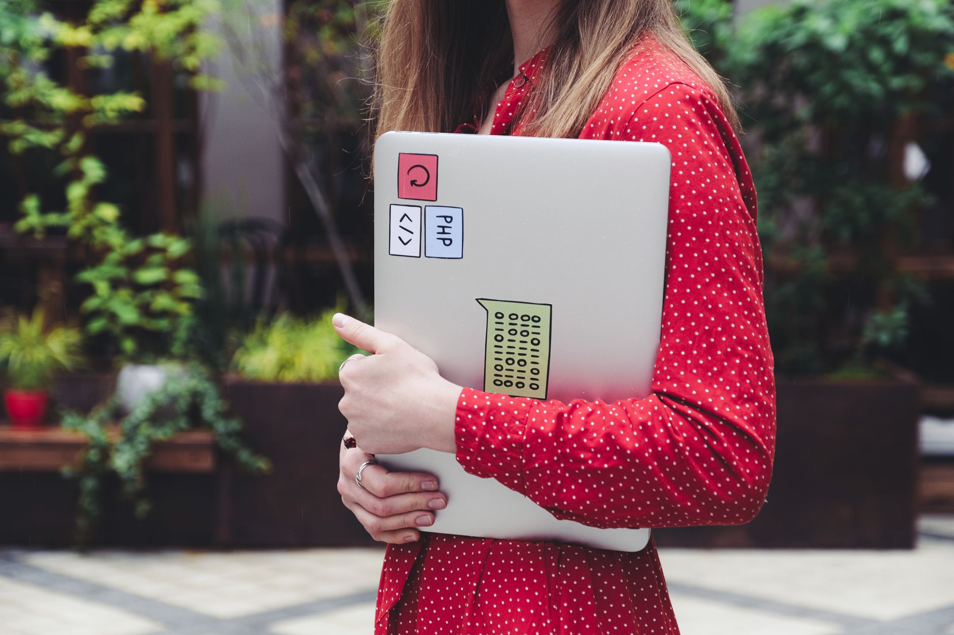 Sticker auf Laptop: Entwickler versteigert Werbeplätze auf seinem Macbook-Deckel
